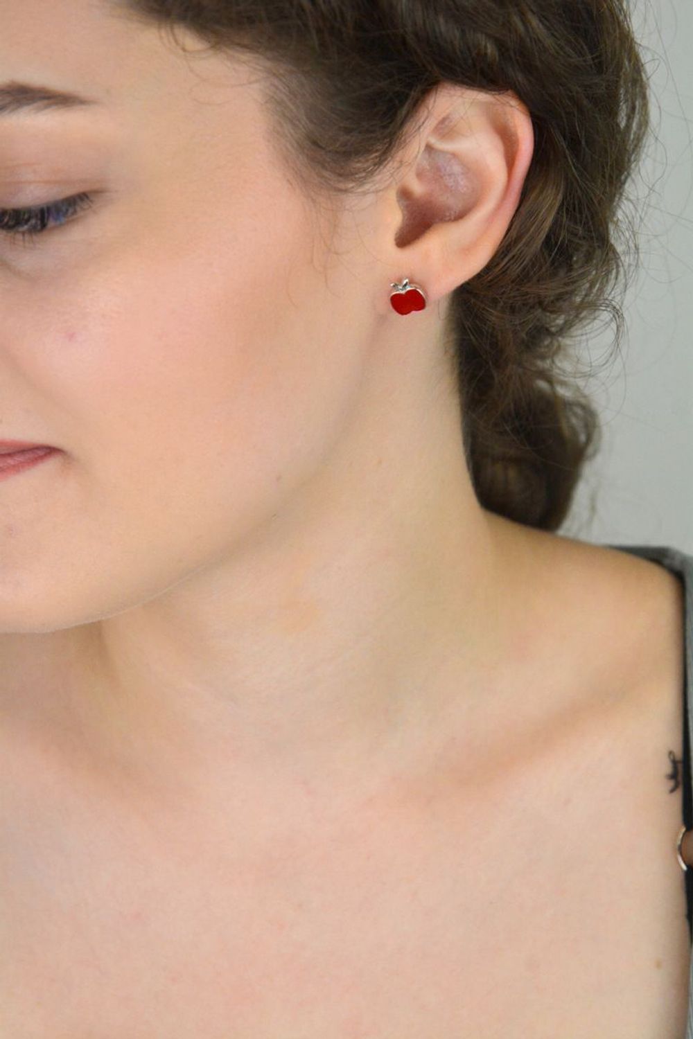 Urocze kolczyki dziecięce w kształcie jabłuszek, wykonane ze srebra próby 925. Zdobione czerwoną emalią, zapięcie na sztyft. Model DIA-KLC-6717-925, 8 mm, 2,10 g.1.jpg