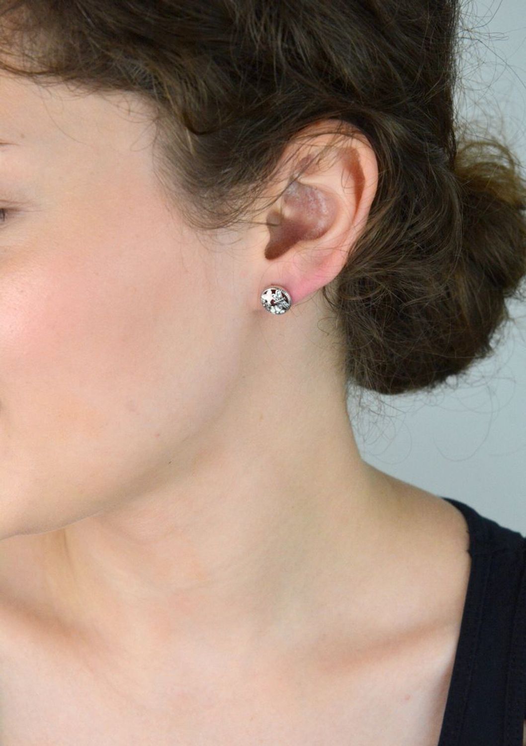 Kolczyki damskie ze srebra próby 925, okrągłe z motylkami i kwiatkami zdobionymi cyrkoniami i kolorową emalią. Model DIA-KLC-6721-925, 1 cm, 1,80 g, zapięcie na sztyft.1.jpg