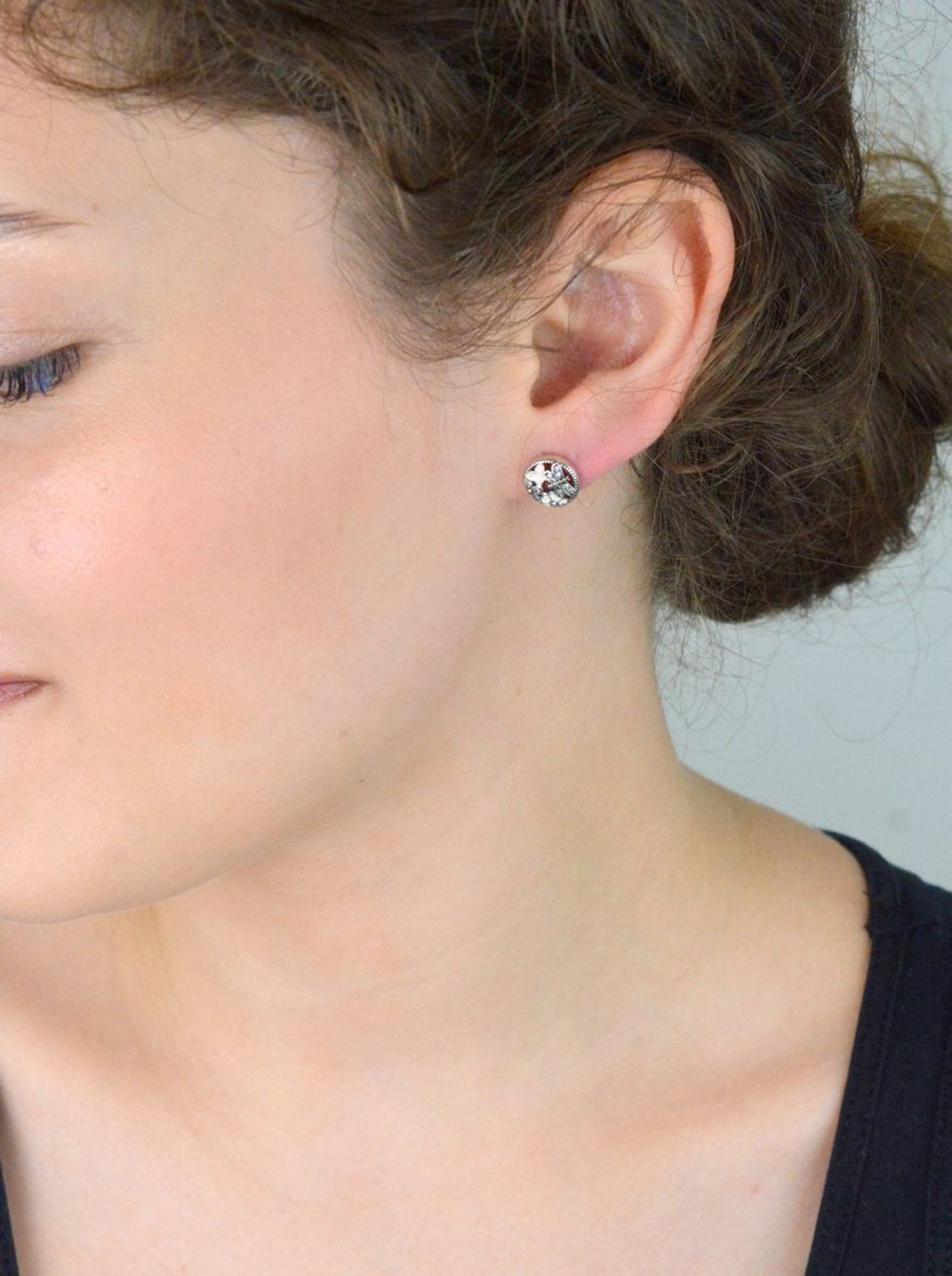 Kolczyki damskie ze srebra próby 925, okrągłe z motylkami i kwiatkami zdobionymi cyrkoniami i kolorową emalią. Model DIA-KLC-6721-925, 1 cm, 1,80 g, zapięcie na sztyft.1.jpg