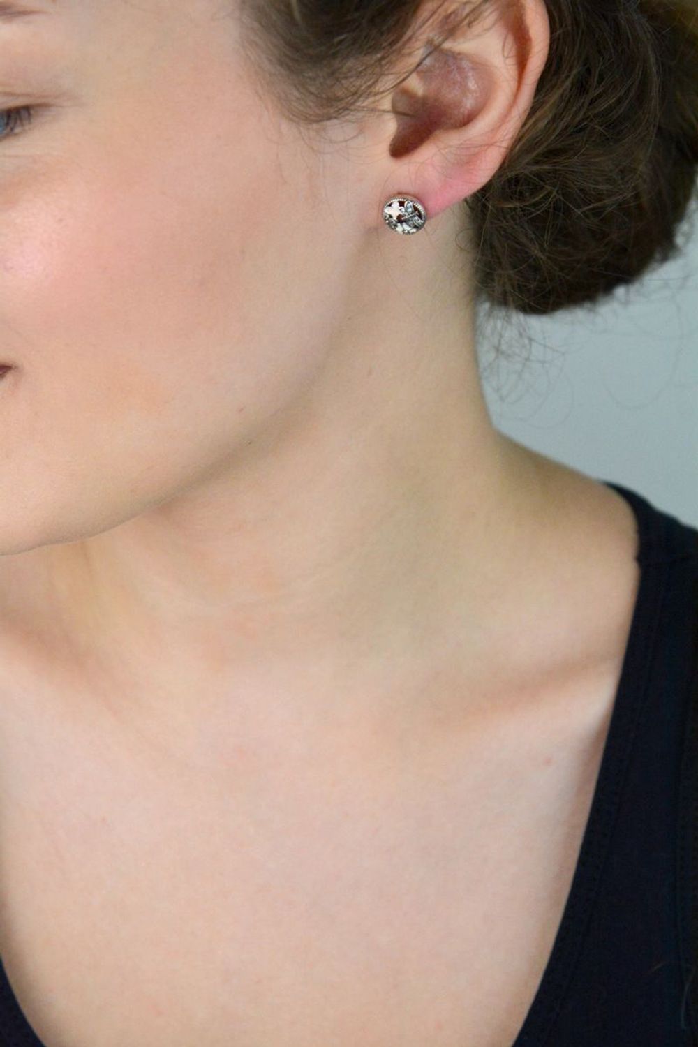 Kolczyki damskie ze srebra próby 925, okrągłe z motylkami i kwiatkami zdobionymi cyrkoniami i kolorową emalią. Model DIA-KLC-6721-925, 1 cm, 1,80 g, zapięcie na sztyft.1.jpg