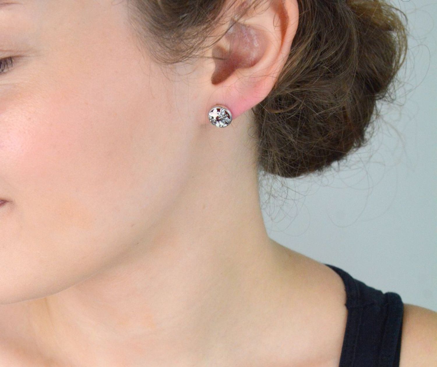 Kolczyki damskie ze srebra próby 925, okrągłe z motylkami i kwiatkami zdobionymi cyrkoniami i kolorową emalią. Model DIA-KLC-6721-925, 1 cm, 1,80 g, zapięcie na sztyft.1.jpg