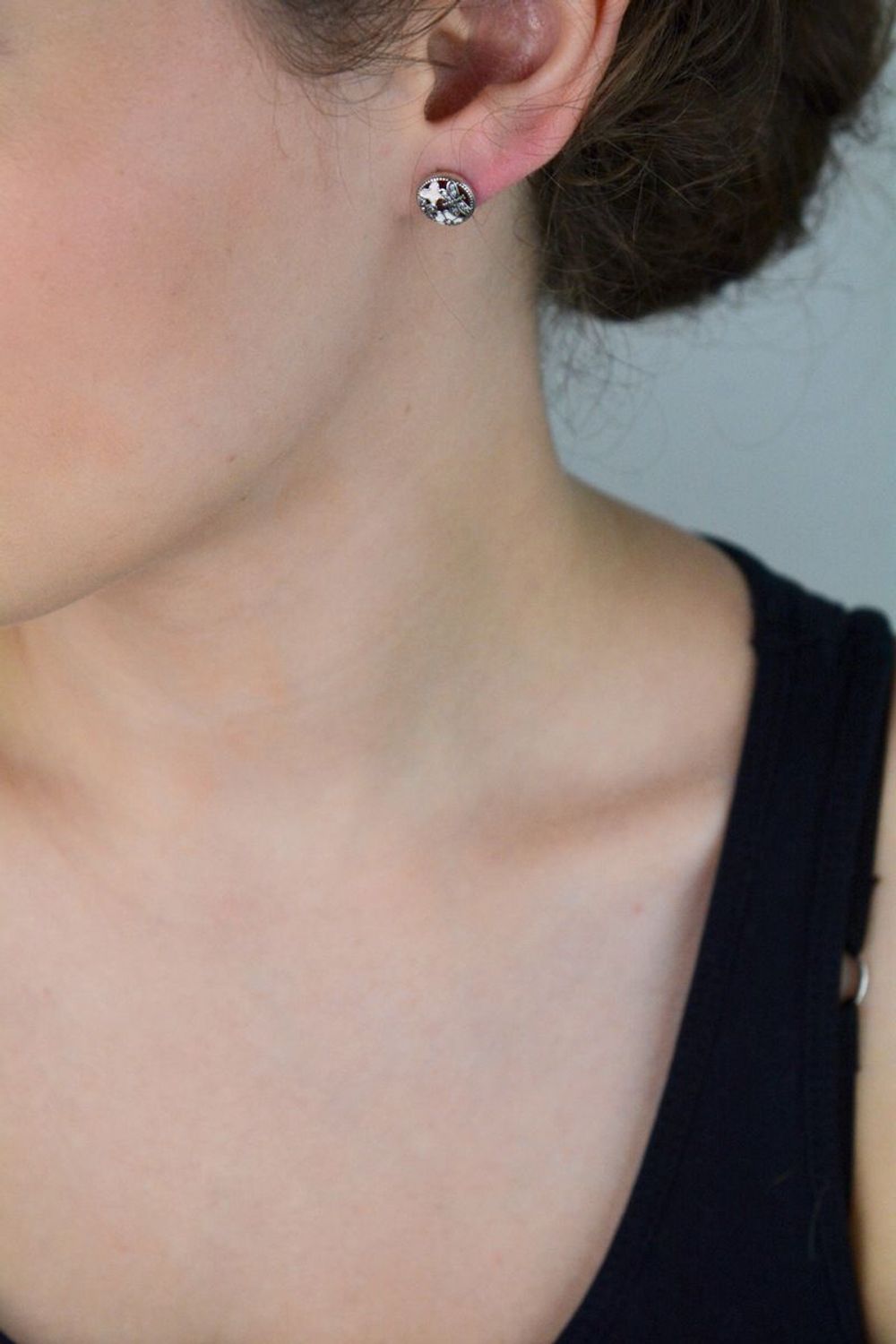 Kolczyki damskie ze srebra próby 925, okrągłe z motylkami i kwiatkami zdobionymi cyrkoniami i kolorową emalią. Model DIA-KLC-6721-925, 1 cm, 1,80 g, zapięcie na sztyft.1.jpg