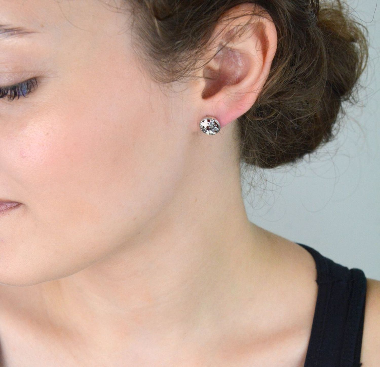 Kolczyki damskie ze srebra próby 925, okrągłe z motylkami i kwiatkami zdobionymi cyrkoniami i kolorową emalią. Model DIA-KLC-6721-925, 1 cm, 1,80 g, zapięcie na sztyft.1.jpg