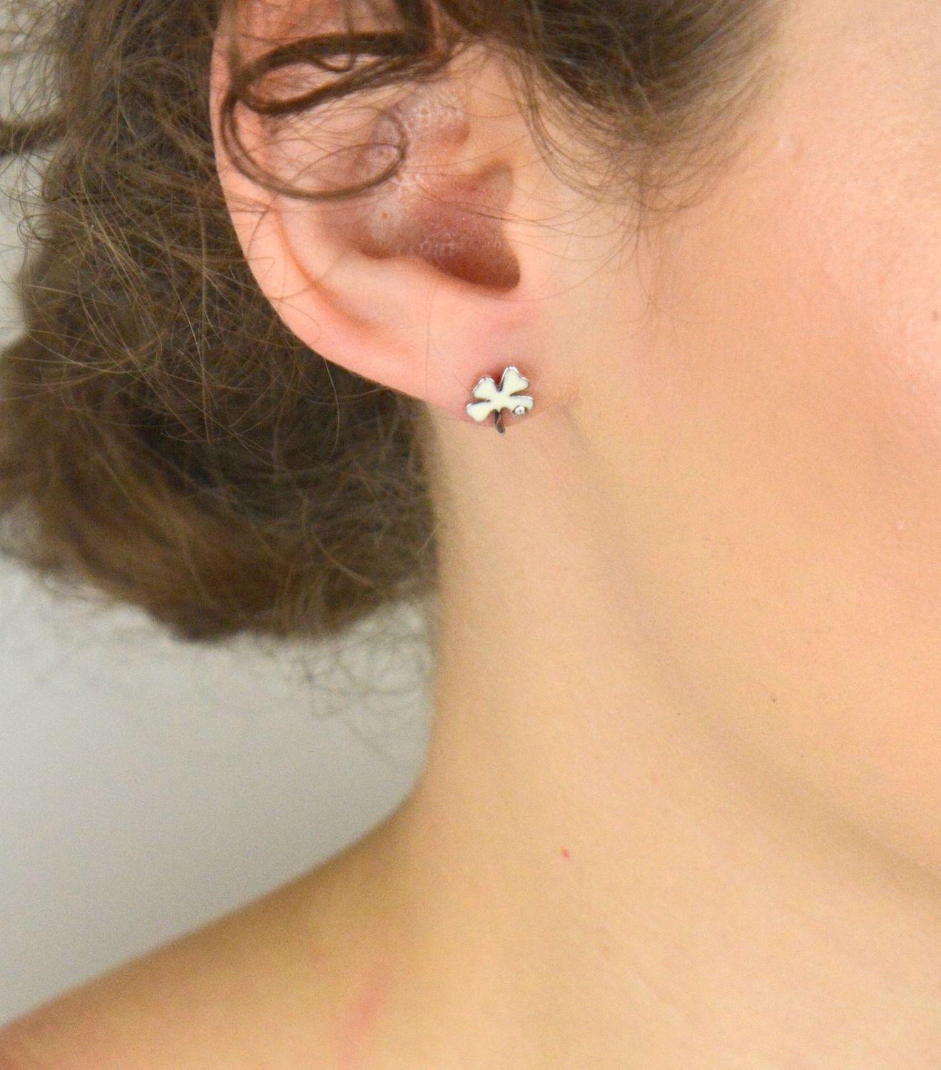 Srebrne kolczyki koniczynki z białą emalią i cyrkonią – srebro 925.jpg