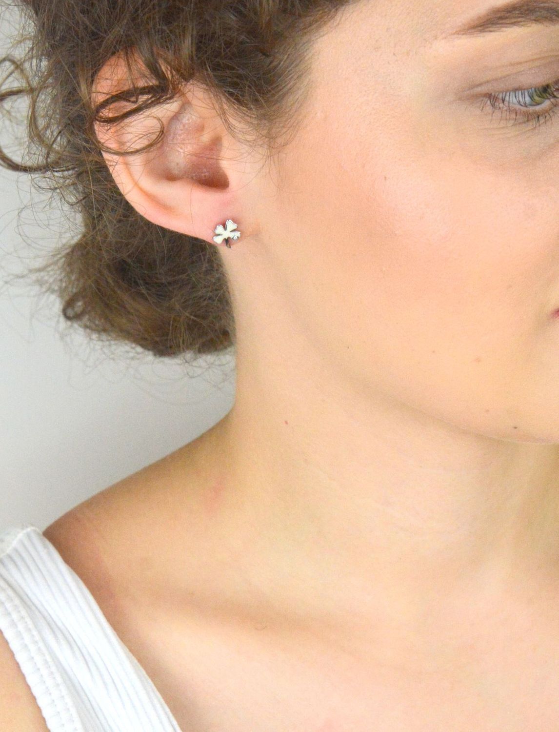 Srebrne kolczyki koniczynki z białą emalią i cyrkonią – srebro 925.jpg