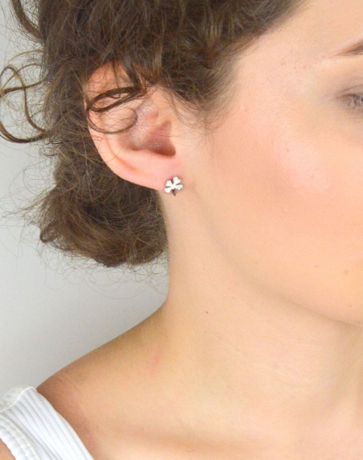 Srebrne kolczyki koniczynki z białą emalią i cyrkonią – srebro 925.jpg