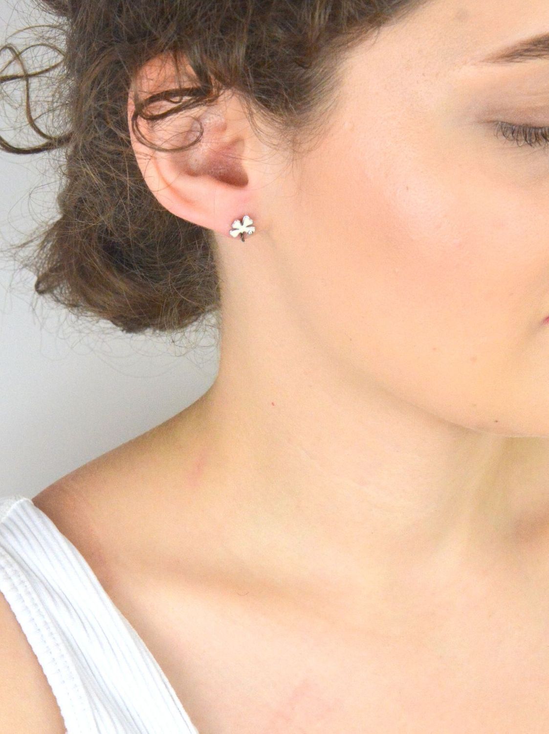 Srebrne kolczyki koniczynki z białą emalią i cyrkonią – srebro 925.jpg