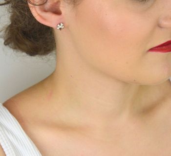 Delikatne srebrne kolczyki koniczynki z białą emalią i cyrkonią DIA-KLC-6723-925. Srebro 925, sztyft. Dla dziecka lub kobiety. Idealne na prezent i na szczęście (4).JPG
