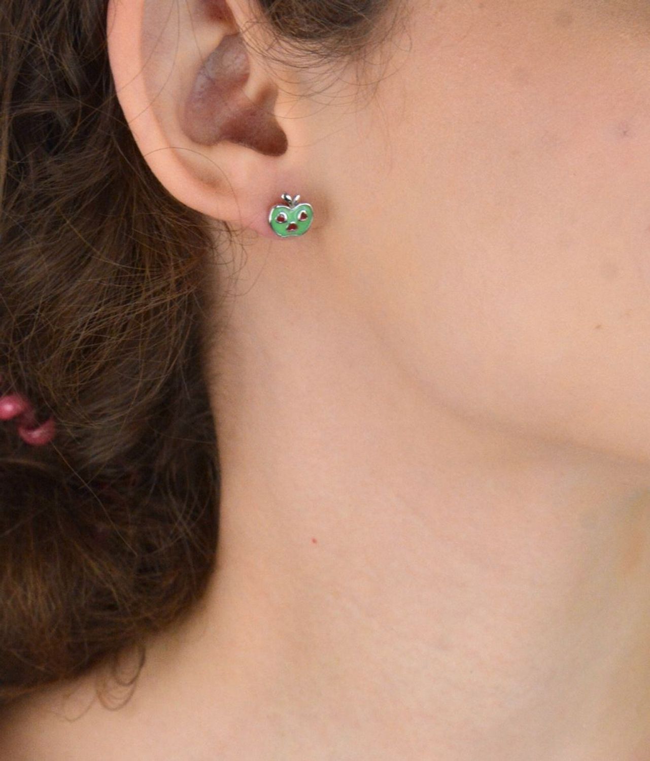 Kolczyki dla dzieci ze srebra 925 w kształcie jabłek, ozdobione kolorową emalią. Waga 1,80 g, wielkość 9x10 mm, bezpieczne zapięcie na sztyft. Idealne na prezent!.jpg