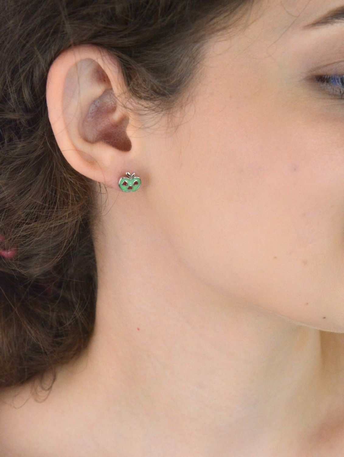 Kolczyki dla dzieci ze srebra 925 w kształcie jabłek, ozdobione kolorową emalią. Waga 1,80 g, wielkość 9x10 mm, bezpieczne zapięcie na sztyft. Idealne na prezent!.jpg