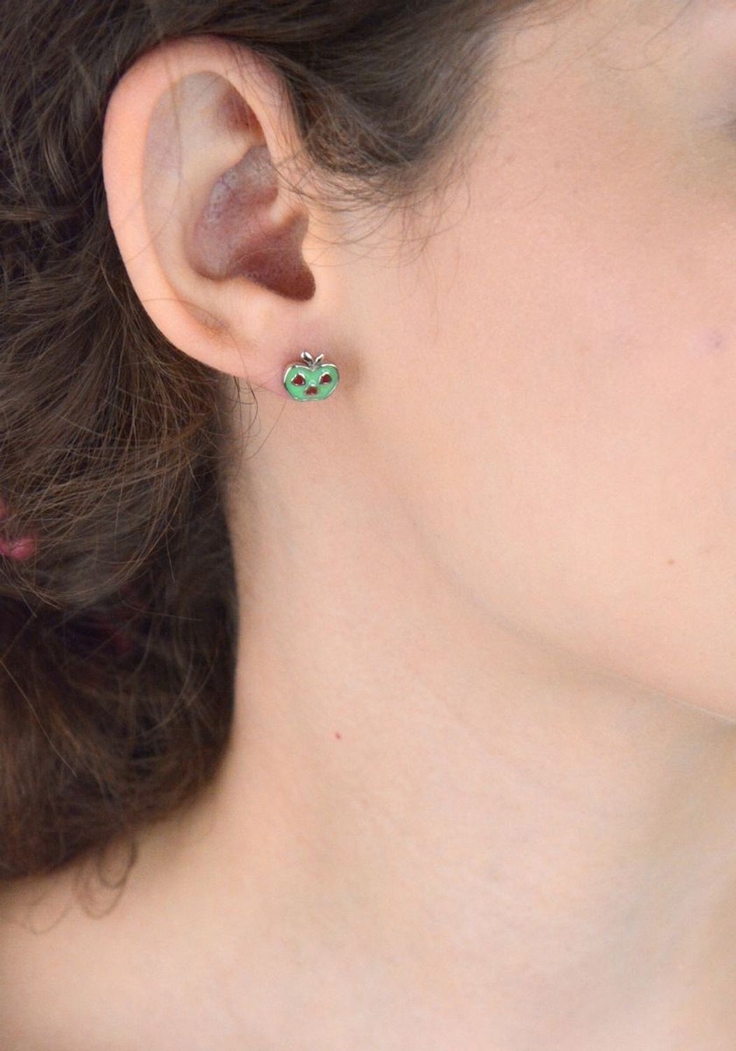 Kolczyki dla dzieci ze srebra 925 w kształcie jabłek, ozdobione kolorową emalią. Waga 1,80 g, wielkość 9x10 mm, bezpieczne zapięcie na sztyft. Idealne na prezent!.jpg
