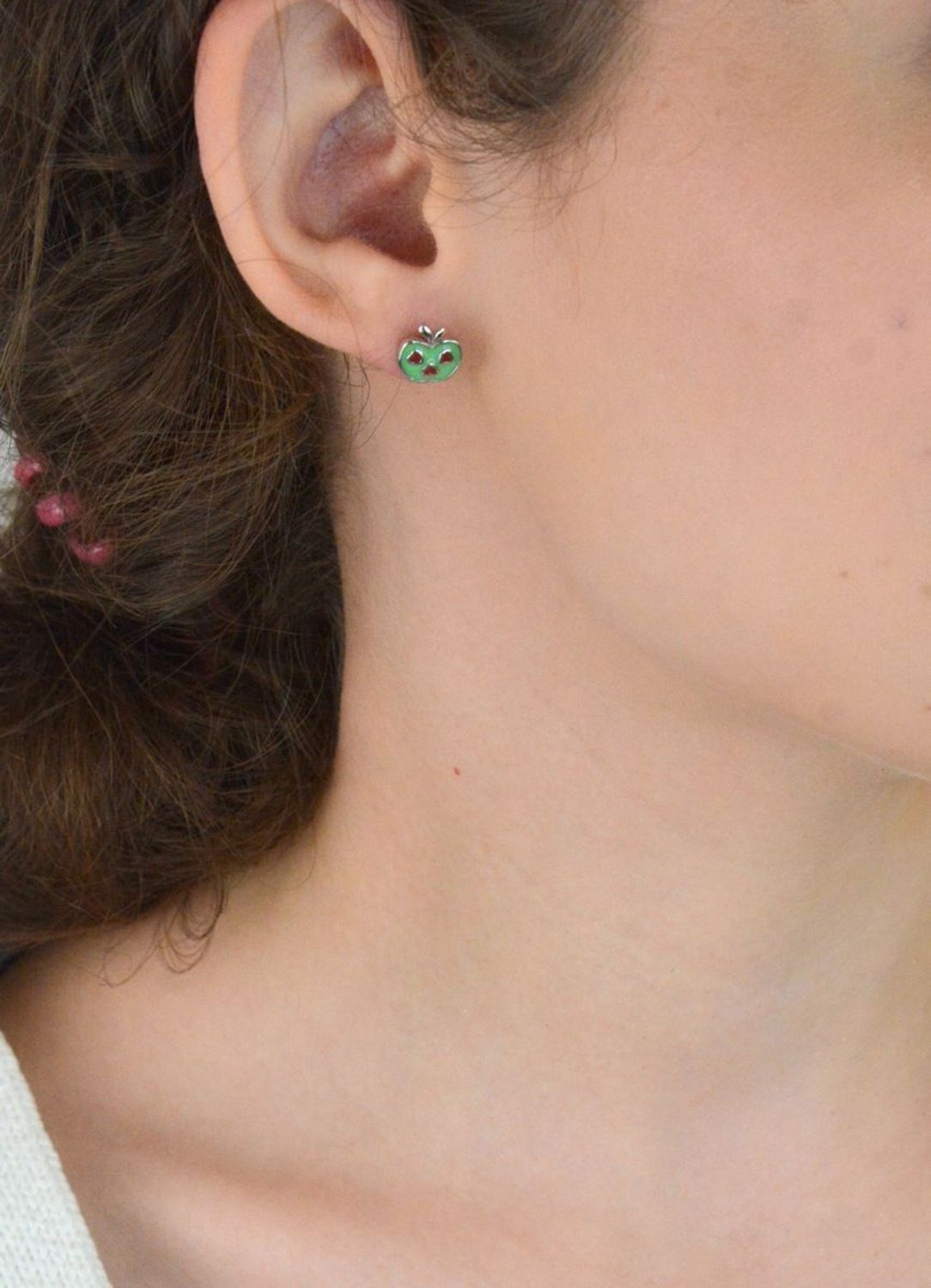 Kolczyki dla dzieci ze srebra 925 w kształcie jabłek, ozdobione kolorową emalią. Waga 1,80 g, wielkość 9x10 mm, bezpieczne zapięcie na sztyft. Idealne na prezent!.jpg