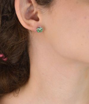 Kolczyki dla dzieci ze srebra 925 w kształcie jabłek, ozdobione kolorową emalią. Waga 1,80 g, wielkość 9x10 mm, bezpieczne zapięcie na sztyft. Idealne na prezent! (1).JPG
