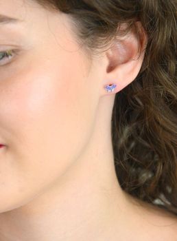 Urocze kolczyki dziecięce srebrne 925 w kształcie motylków z fioletową emalią. Wymiary 8x5 mm, lekkie i wygodne, idealne dla dzieci (3).JPG