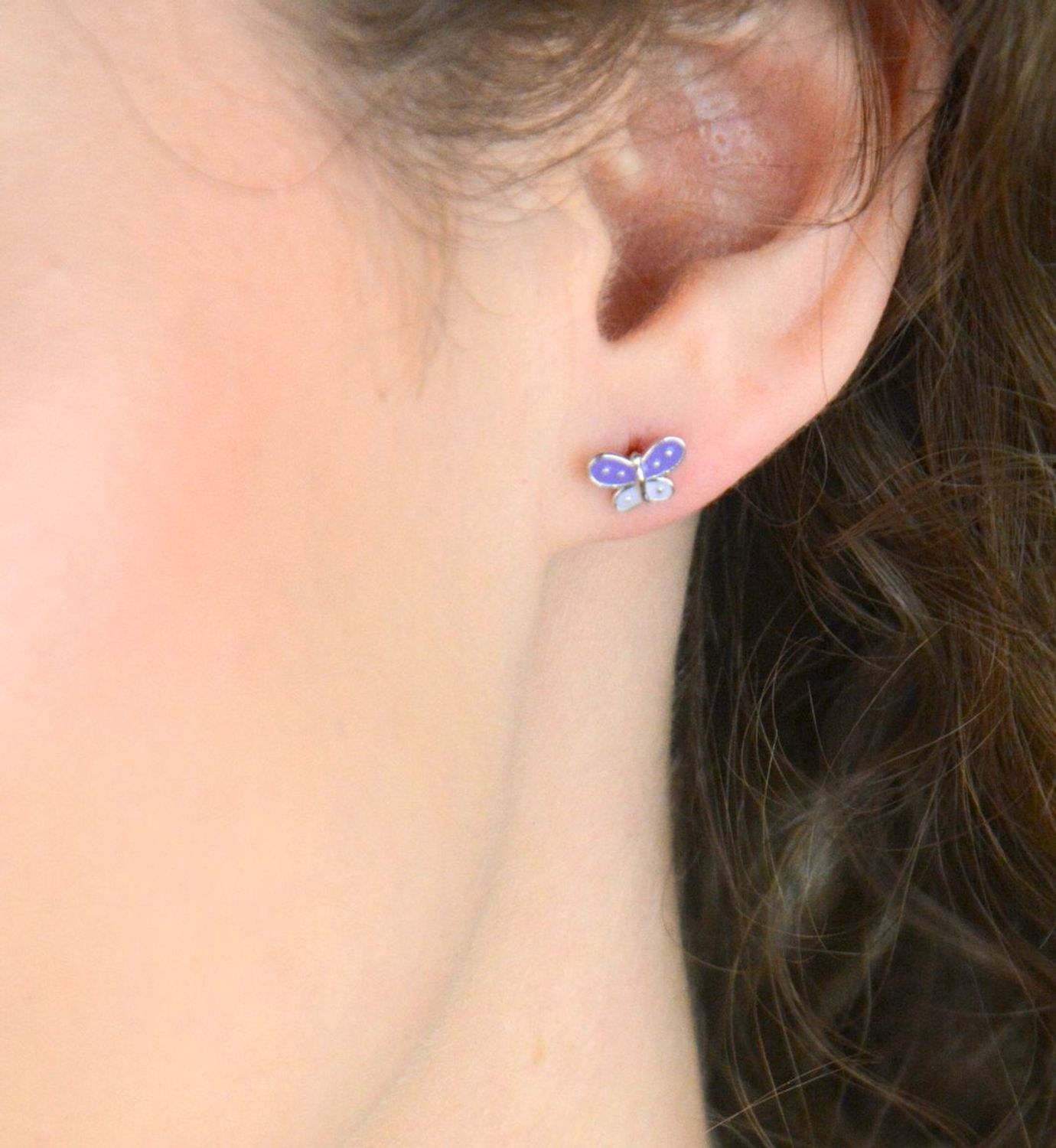 Urocze kolczyki dziecięce srebrne 925 w kształcie motylków z fioletową emalią. Wymiary 8x5 mm, lekkie i wygodne, idealne dla dzieci.1.jpg