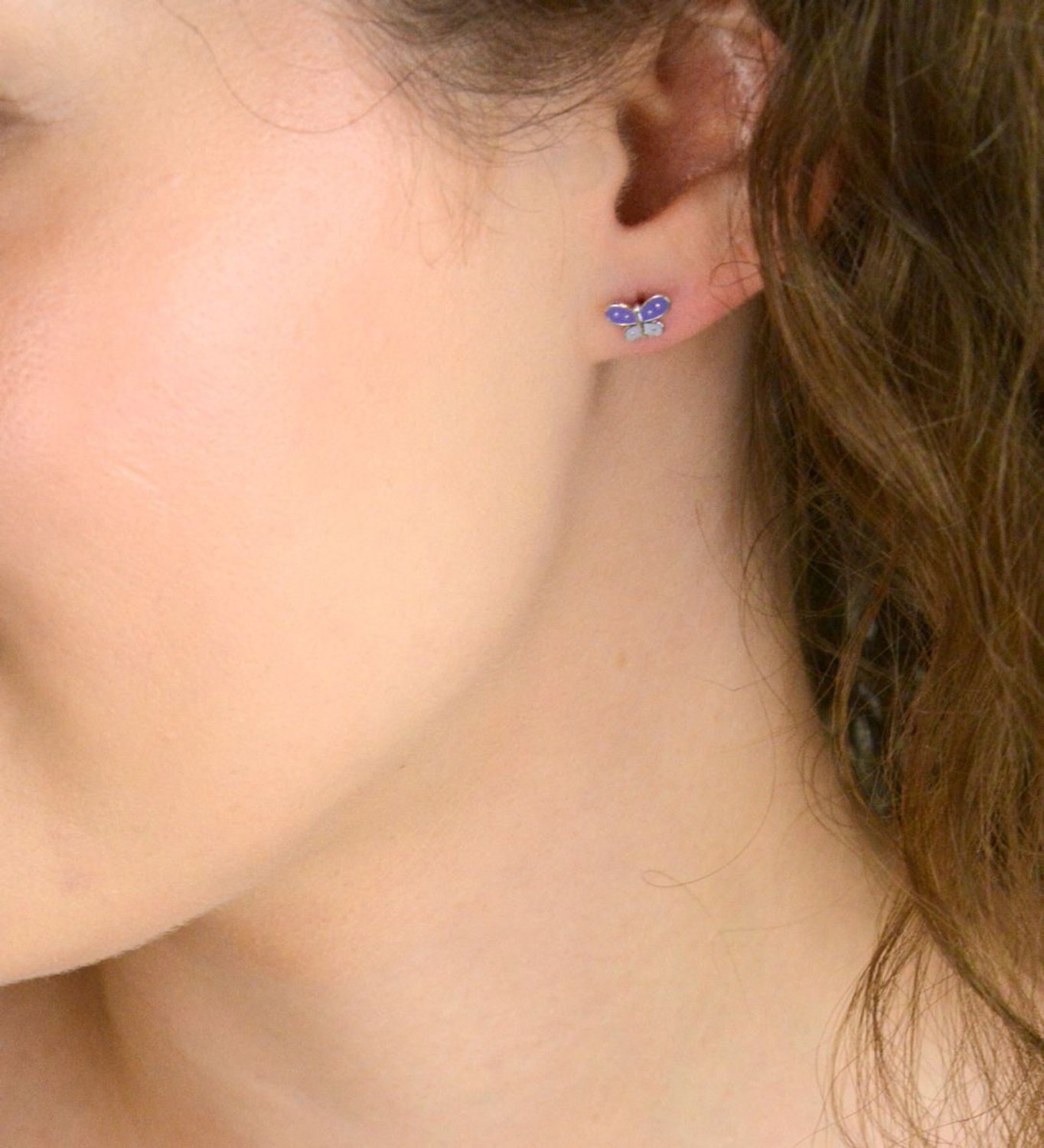 Urocze kolczyki dziecięce srebrne 925 w kształcie motylków z fioletową emalią. Wymiary 8x5 mm, lekkie i wygodne, idealne dla dzieci.1.jpg