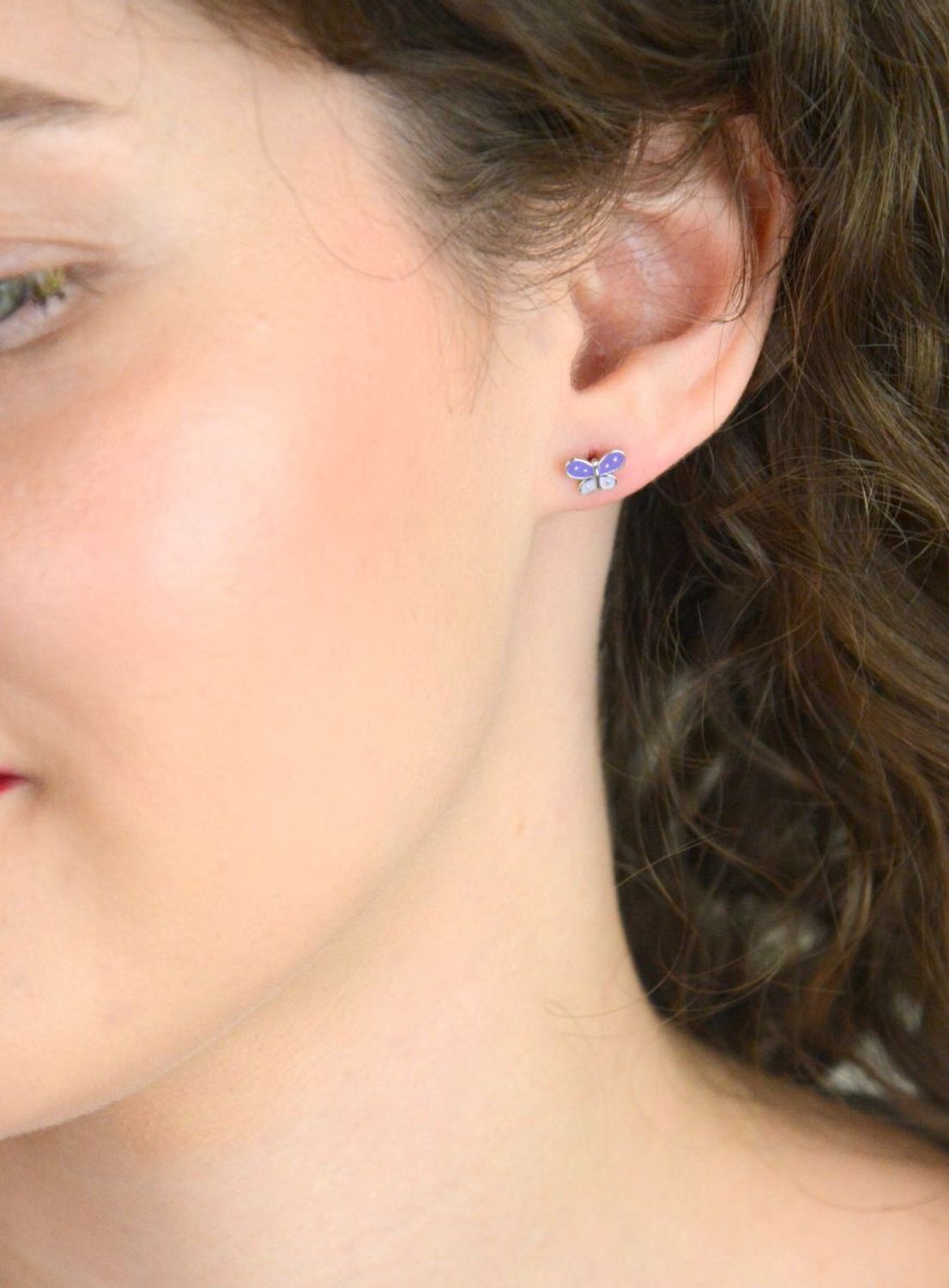 Urocze kolczyki dziecięce srebrne 925 w kształcie motylków z fioletową emalią. Wymiary 8x5 mm, lekkie i wygodne, idealne dla dzieci.1.jpg