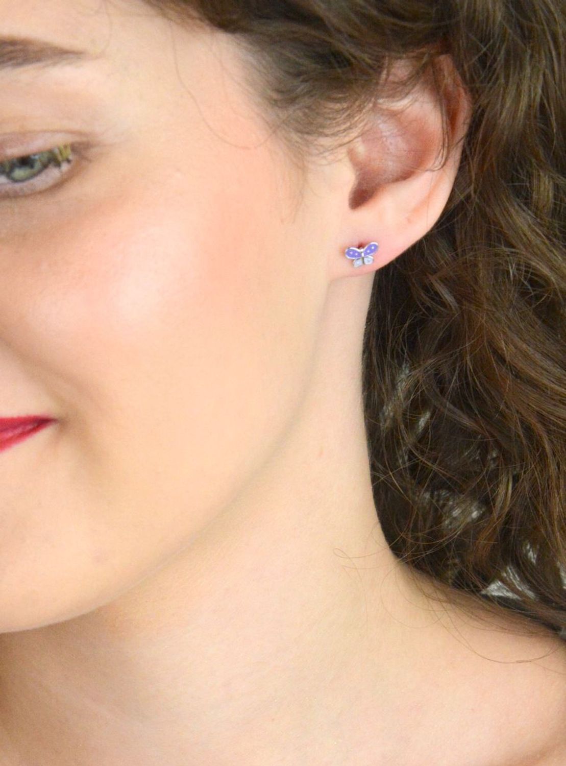 Urocze kolczyki dziecięce srebrne 925 w kształcie motylków z fioletową emalią. Wymiary 8x5 mm, lekkie i wygodne, idealne dla dzieci.1.jpg