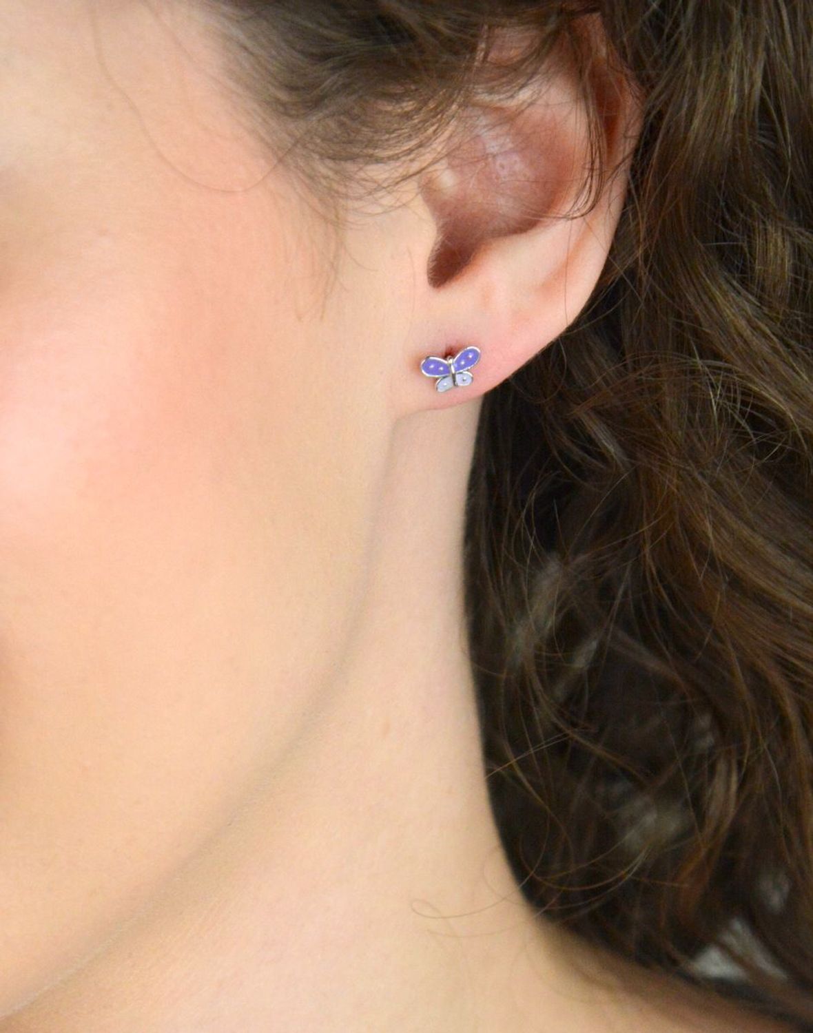 Urocze kolczyki dziecięce srebrne 925 w kształcie motylków z fioletową emalią. Wymiary 8x5 mm, lekkie i wygodne, idealne dla dzieci.1.jpg