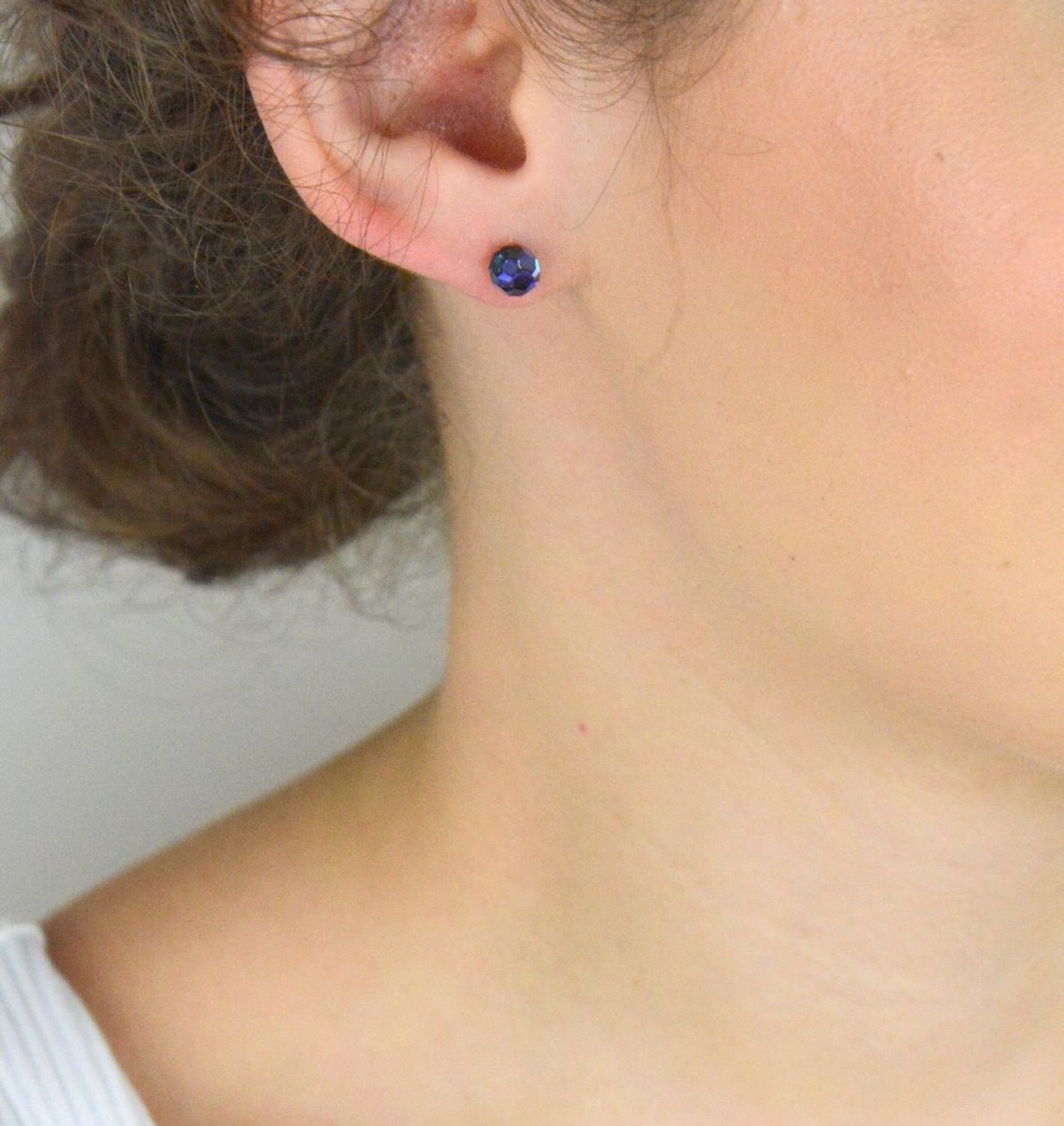 Kolczyki srebrne 925 z kryształem Swarovskiego w kolorze fioletowo-granatowym, 6 mm. Model DIA-KLC-6732-95. Stylowy dodatek na prezent i co dzień.1.jpg