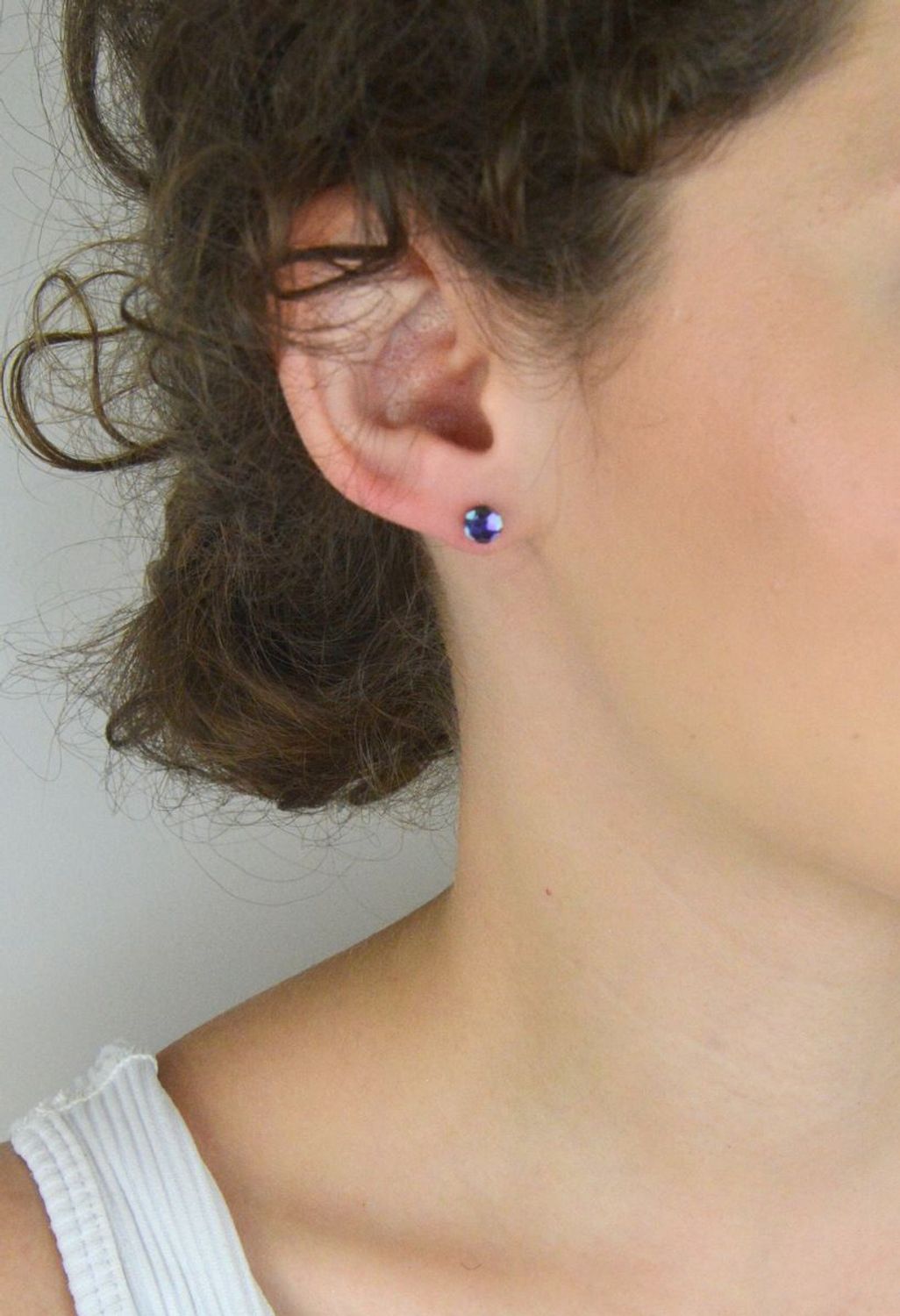 Kolczyki srebrne 925 z kryształem Swarovskiego w kolorze fioletowo-granatowym, 6 mm. Model DIA-KLC-6732-95. Stylowy dodatek na prezent i co dzień.1.jpg