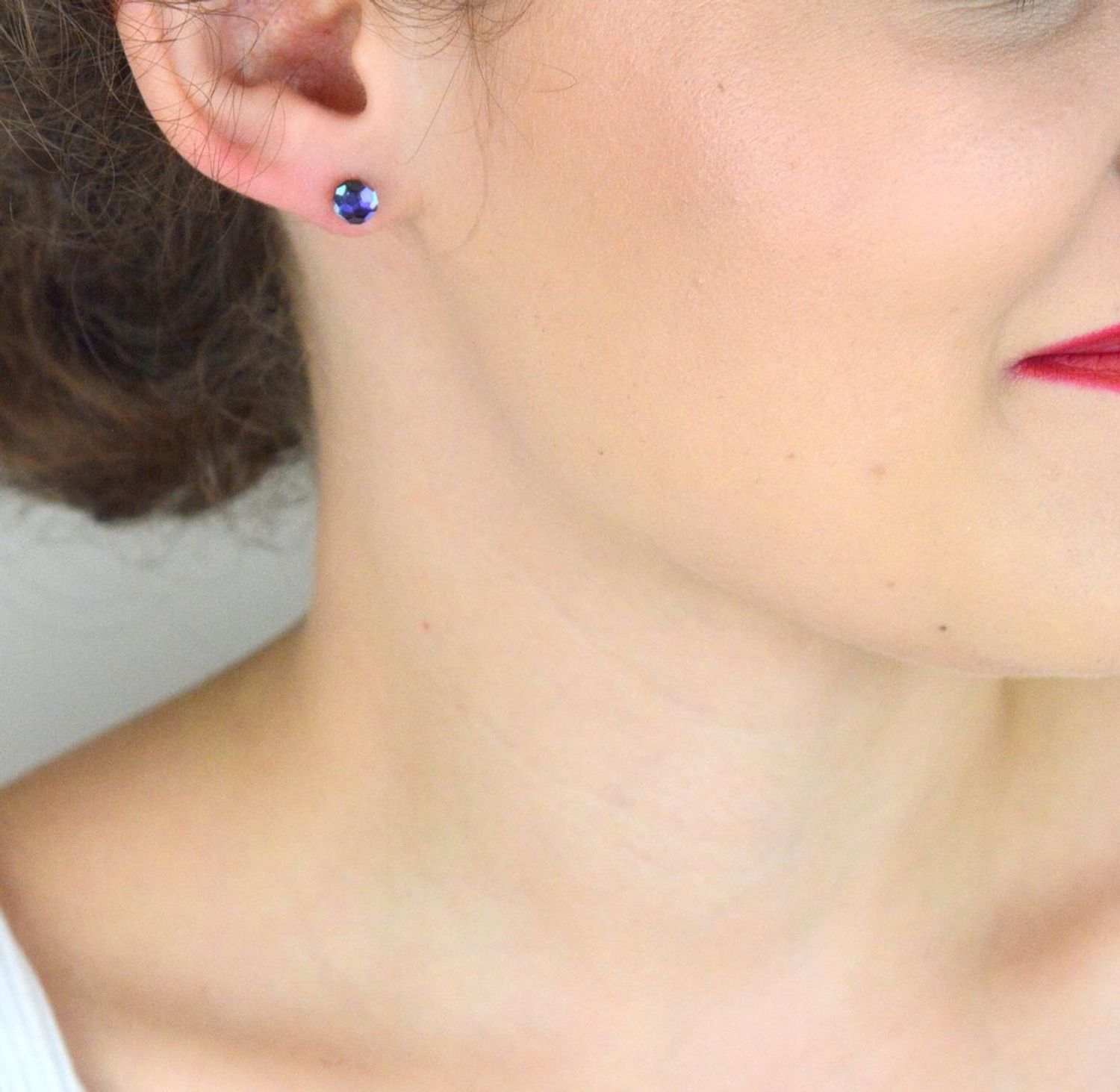 Kolczyki srebrne 925 z kryształem Swarovskiego w kolorze fioletowo-granatowym, 6 mm. Model DIA-KLC-6732-95. Stylowy dodatek na prezent i co dzień.1.jpg