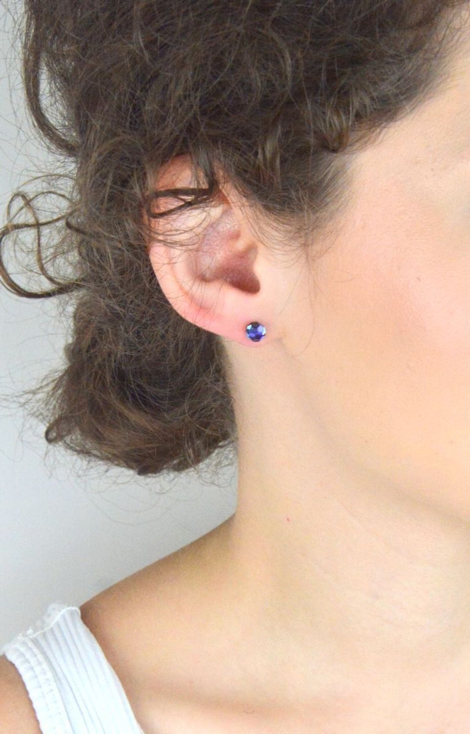 Kolczyki srebrne 925 z kryształem Swarovskiego w kolorze fioletowo-granatowym, 6 mm. Model DIA-KLC-6732-95. Stylowy dodatek na prezent i co dzień.1.jpg