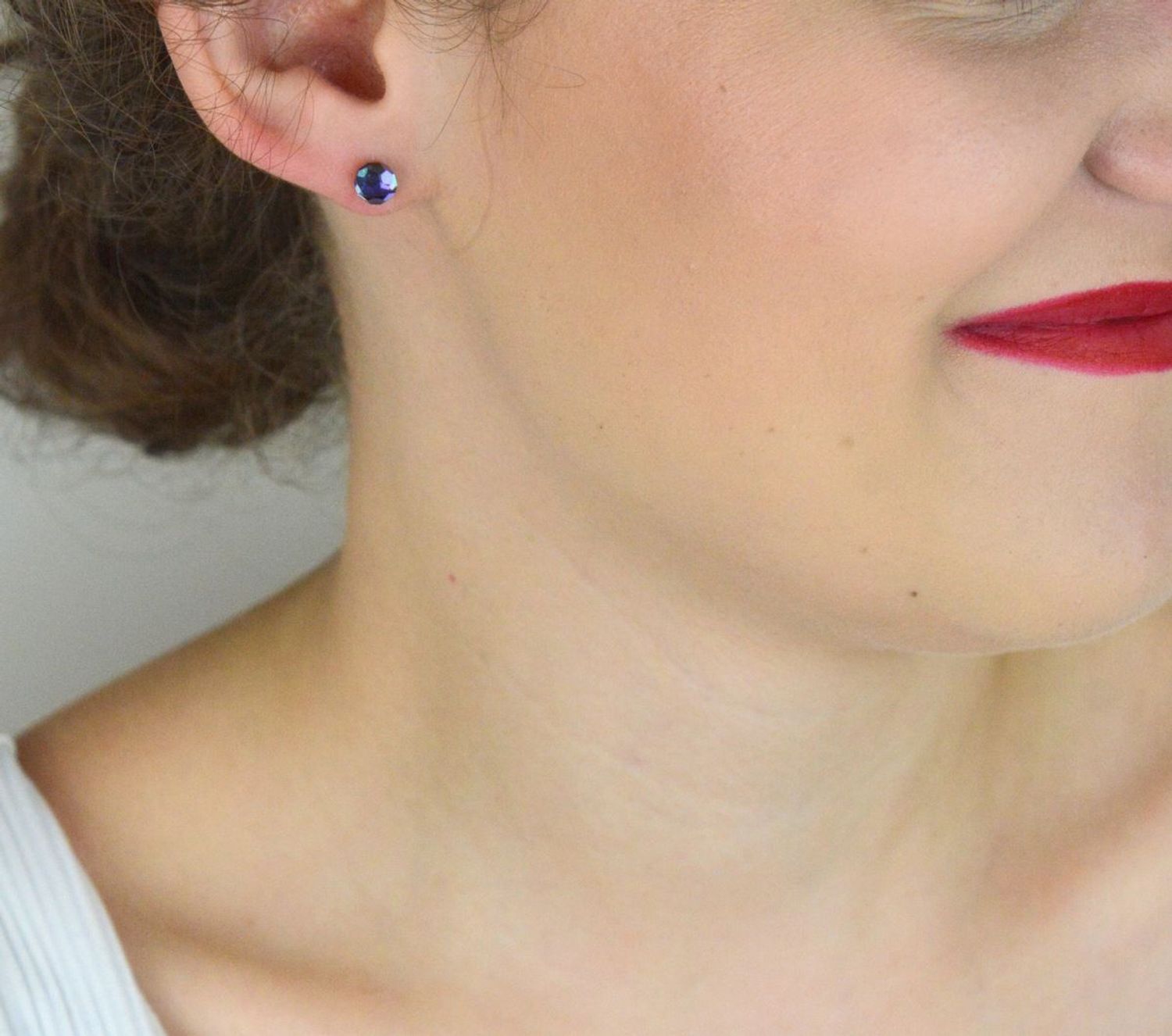 Kolczyki srebrne 925 z kryształem Swarovskiego w kolorze fioletowo-granatowym, 6 mm. Model DIA-KLC-6732-95. Stylowy dodatek na prezent i co dzień.1.jpg