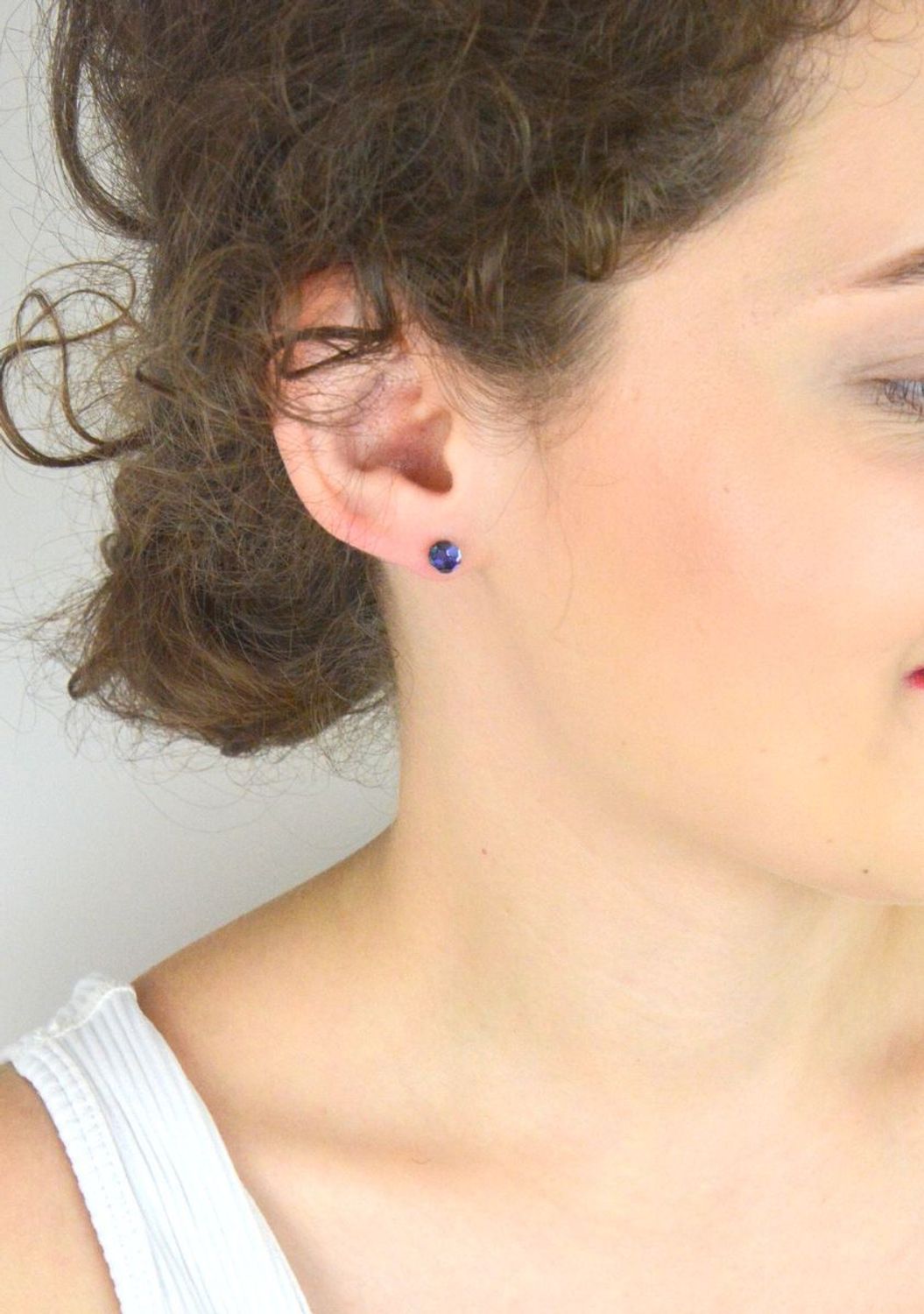 Kolczyki srebrne 925 z kryształem Swarovskiego w kolorze fioletowo-granatowym, 6 mm. Model DIA-KLC-6732-95. Stylowy dodatek na prezent i co dzień.1.jpg