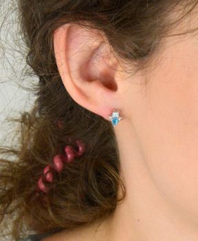 Srebrne kolczyki 925 w kształcie strzałek, ozdobione niebieską i białą cyrkonią. Wymiary 7 × 8 mm, waga 1,20 g, zapięcie na sztyft – subtelny geometryczny akcent (2).JPG