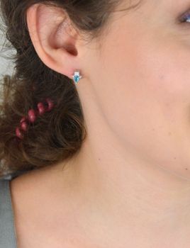 Srebrne kolczyki 925 w kształcie strzałek, ozdobione niebieską i białą cyrkonią. Wymiary 7 × 8 mm, waga 1,20 g, zapięcie na sztyft – subtelny geometryczny akcent (3).JPG
