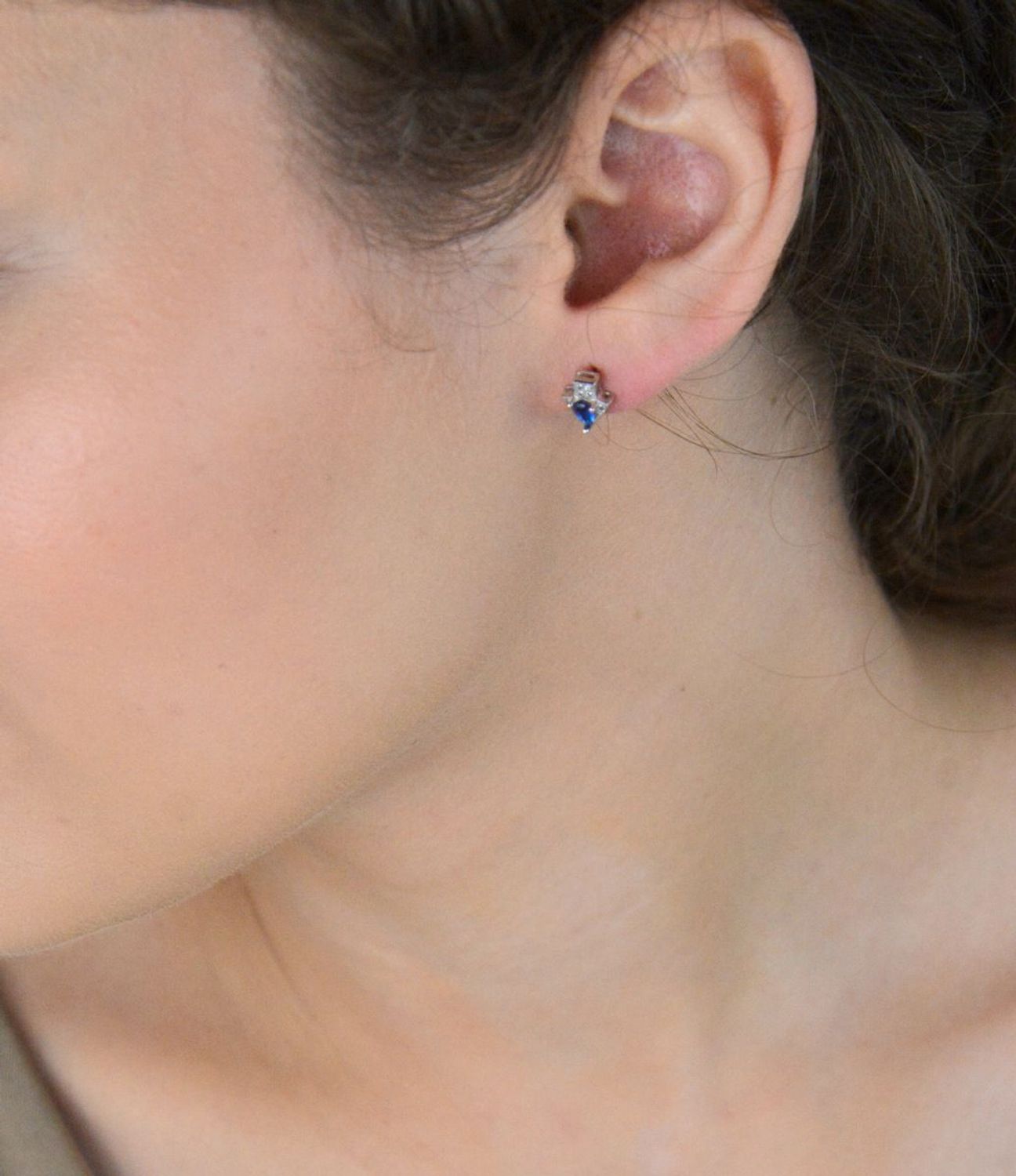 Kolczyki srebrne próby 925 w kształcie strzałek z cyrkoniami. Model DIA-KLC-6736-925 – eleganckie, lekkie, z zapięciem na sztyft. Idealne na co dzień.1.jpg