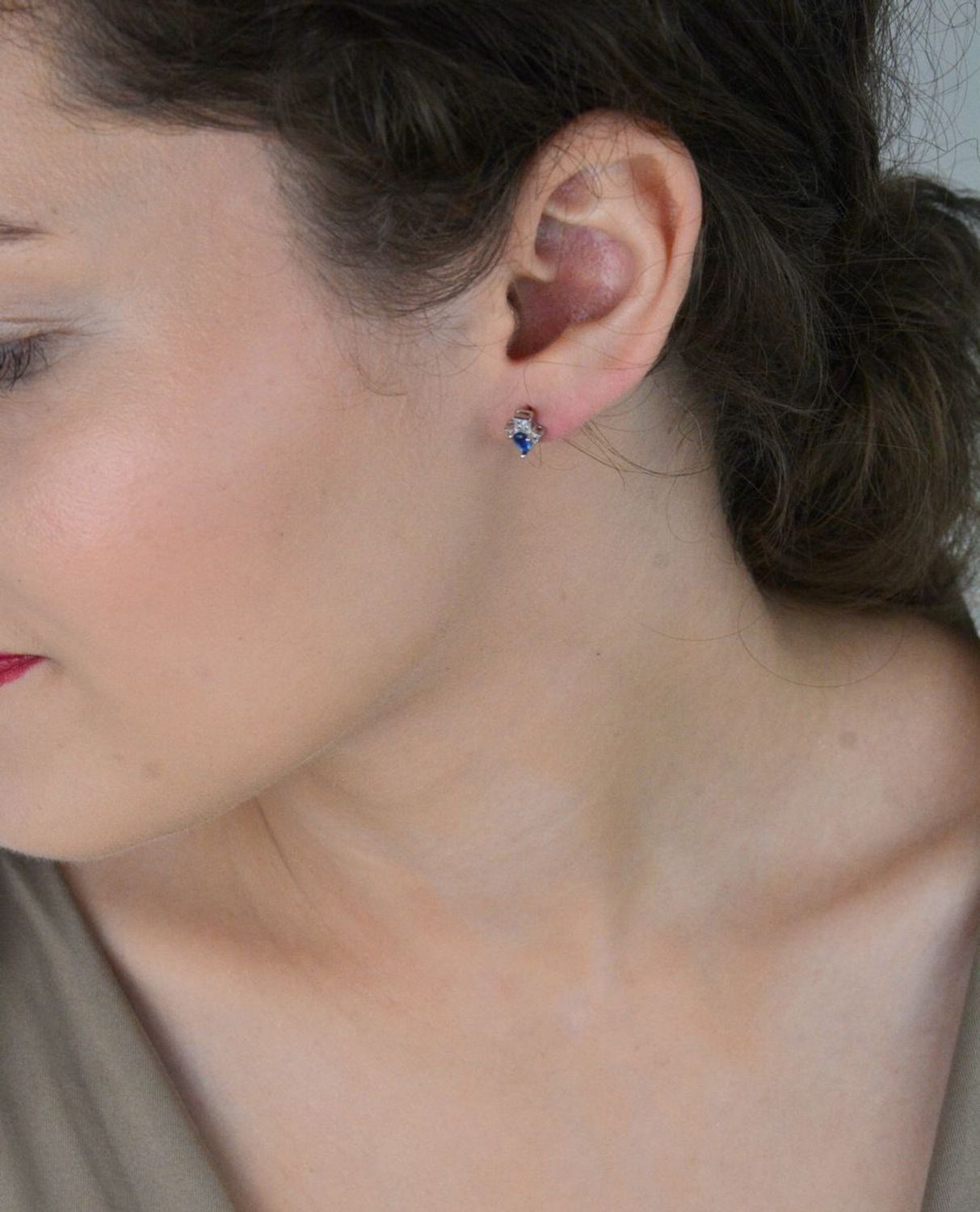 Kolczyki srebrne próby 925 w kształcie strzałek z cyrkoniami. Model DIA-KLC-6736-925 – eleganckie, lekkie, z zapięciem na sztyft. Idealne na co dzień.1.jpg