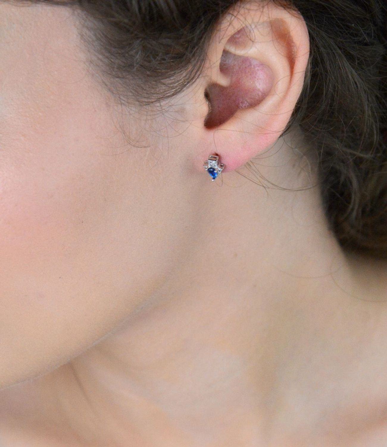 Kolczyki srebrne próby 925 w kształcie strzałek z cyrkoniami. Model DIA-KLC-6736-925 – eleganckie, lekkie, z zapięciem na sztyft. Idealne na co dzień.1.jpg