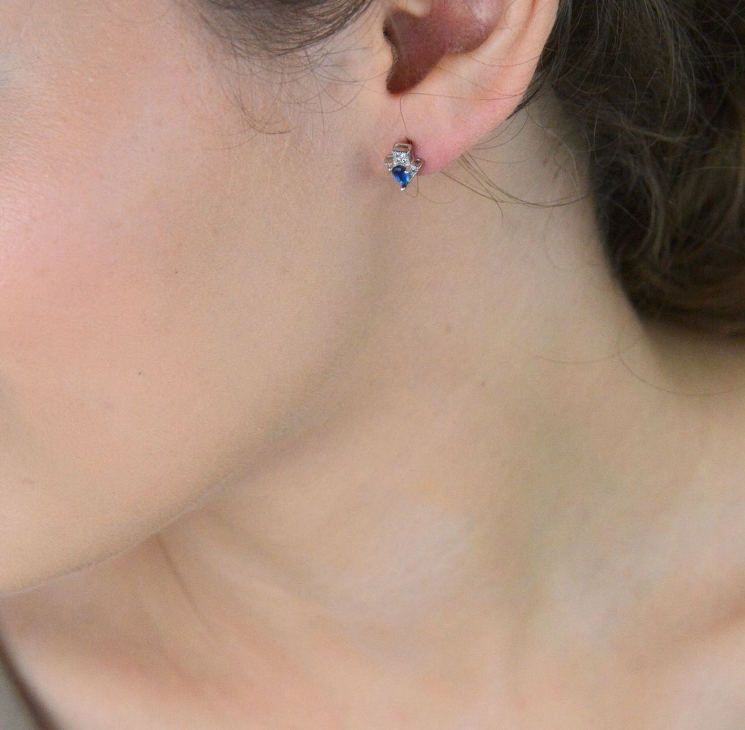 Kolczyki srebrne próby 925 w kształcie strzałek z cyrkoniami. Model DIA-KLC-6736-925 – eleganckie, lekkie, z zapięciem na sztyft. Idealne na co dzień.1.jpg