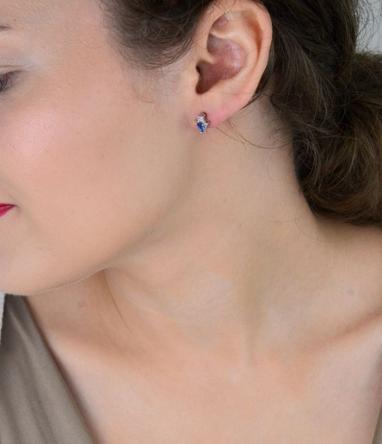 Kolczyki srebrne próby 925 w kształcie strzałek z cyrkoniami. Model DIA-KLC-6736-925 – eleganckie, lekkie, z zapięciem na sztyft. Idealne na co dzień.1.jpg