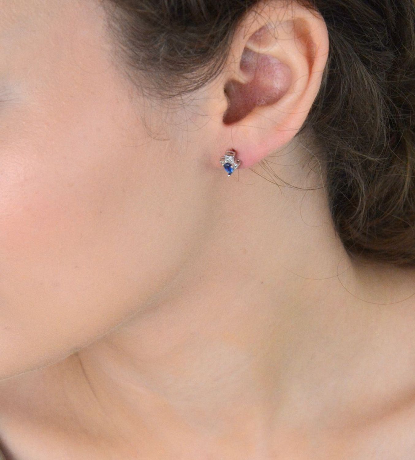 Kolczyki srebrne próby 925 w kształcie strzałek z cyrkoniami. Model DIA-KLC-6736-925 – eleganckie, lekkie, z zapięciem na sztyft. Idealne na co dzień.1.jpg