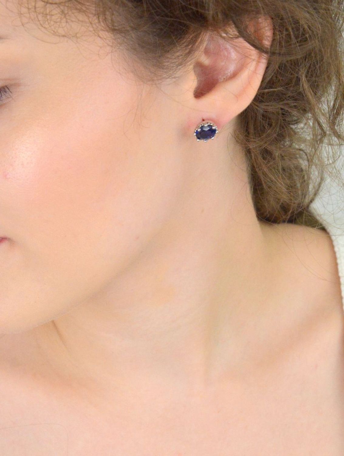 Eleganckie kolczyki damskie srebrne próba 925, owalne, zdobione granatową cyrkonią. Waga 3,40 g, wielkość 1,0 cm x 8 mm, zapięcie na sztyft. Model DIA-KLC-6737-925.1.jpg