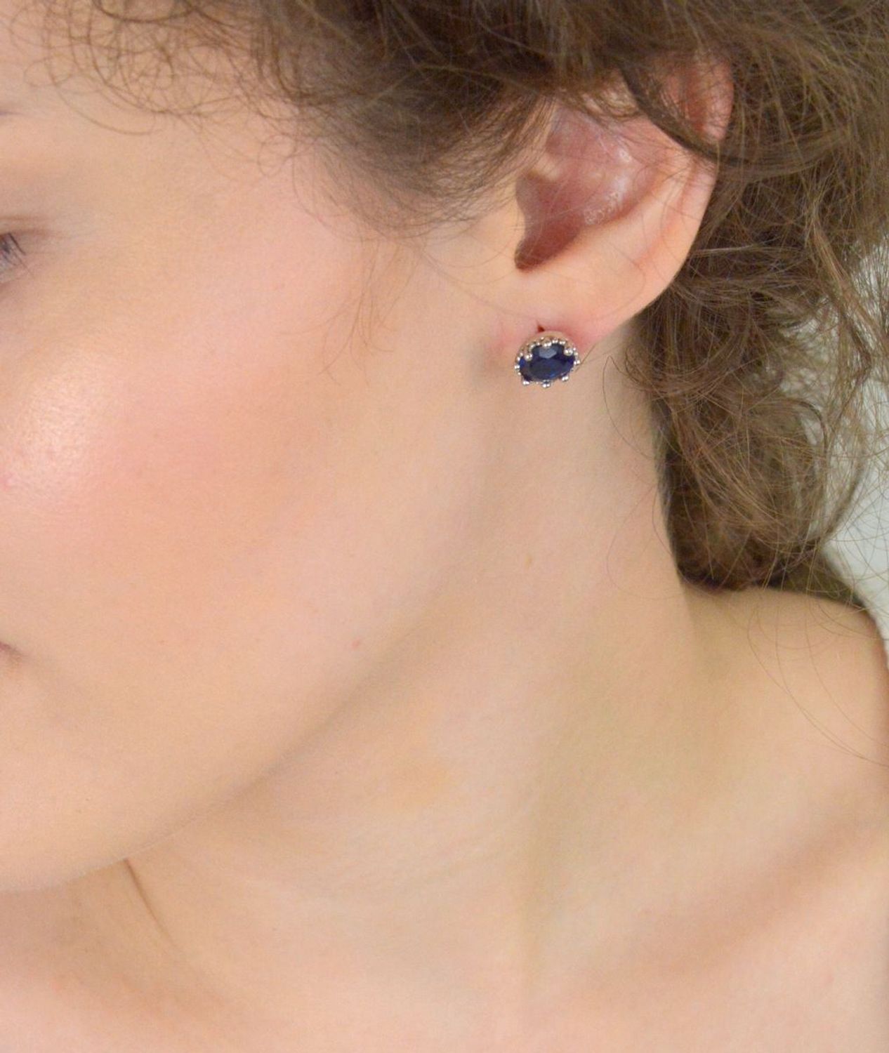 Eleganckie kolczyki damskie srebrne próba 925, owalne, zdobione granatową cyrkonią. Waga 3,40 g, wielkość 1,0 cm x 8 mm, zapięcie na sztyft. Model DIA-KLC-6737-925.1.jpg