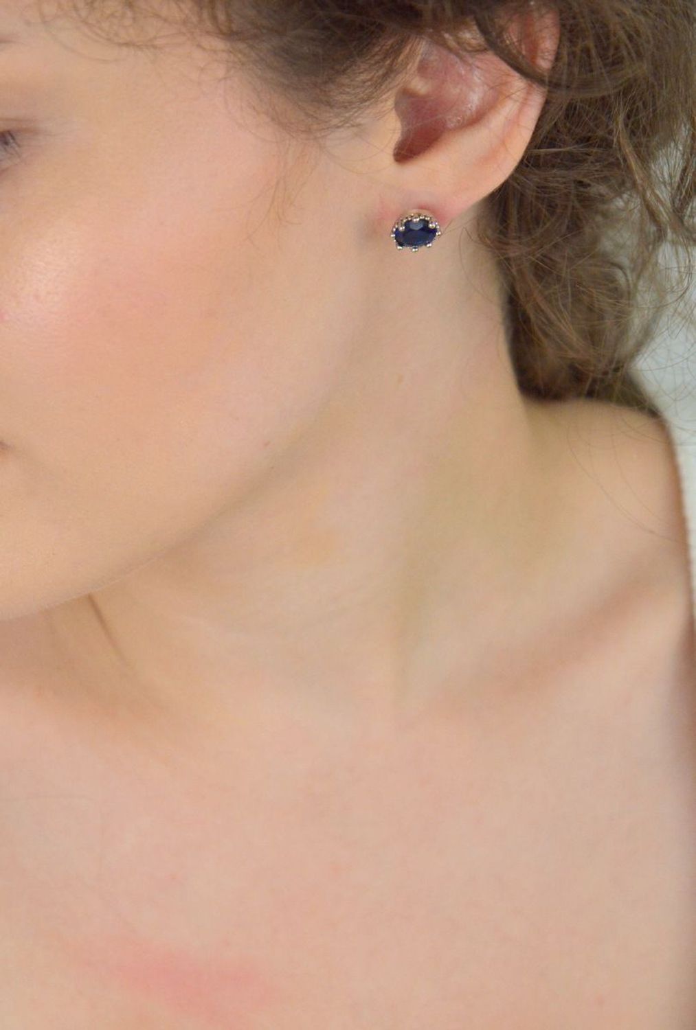 Eleganckie kolczyki damskie srebrne próba 925, owalne, zdobione granatową cyrkonią. Waga 3,40 g, wielkość 1,0 cm x 8 mm, zapięcie na sztyft. Model DIA-KLC-6737-925.1.jpg