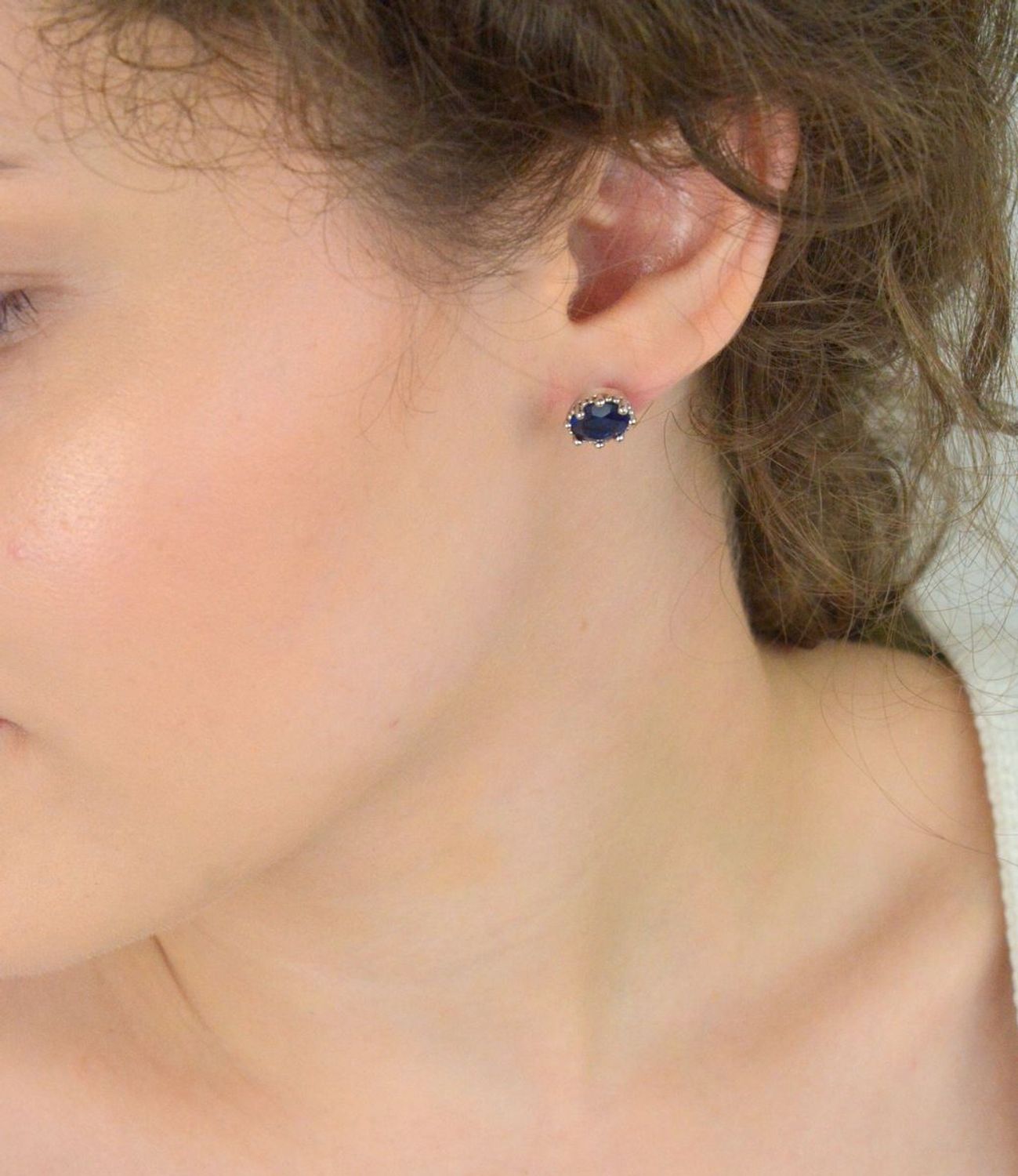 Eleganckie kolczyki damskie srebrne próba 925, owalne, zdobione granatową cyrkonią. Waga 3,40 g, wielkość 1,0 cm x 8 mm, zapięcie na sztyft. Model DIA-KLC-6737-925.1.jpg