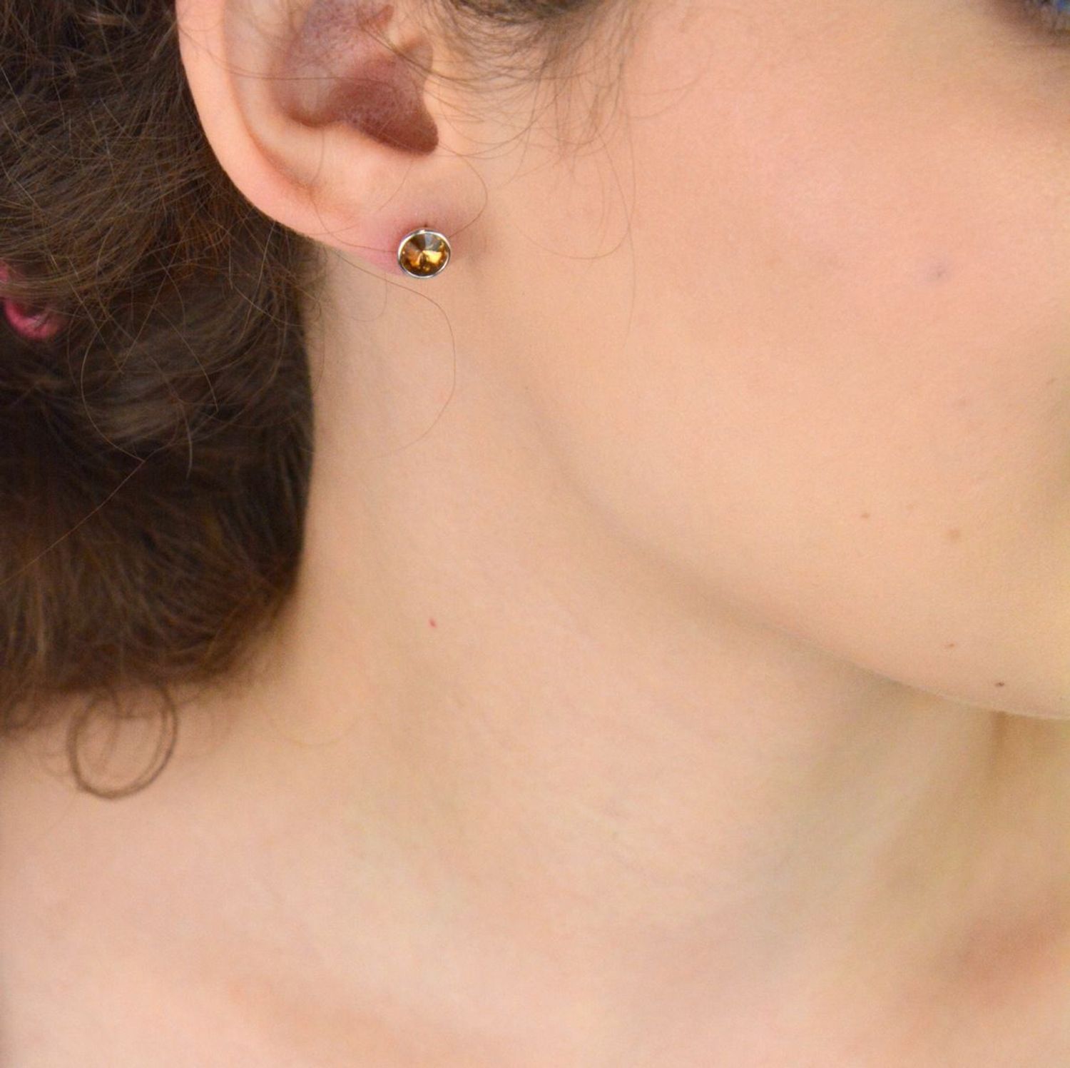 Kolczyki damskie srebrne 925 – DIA-KLC-6738-925. Okrągłe z elementem Swarovski w odcieniu brązowo-pomarańczowym, 7 mm, zapięcie na sztyft, waga 1,40 g. Stylowy prezent dla każdej kobiety.1.jpg