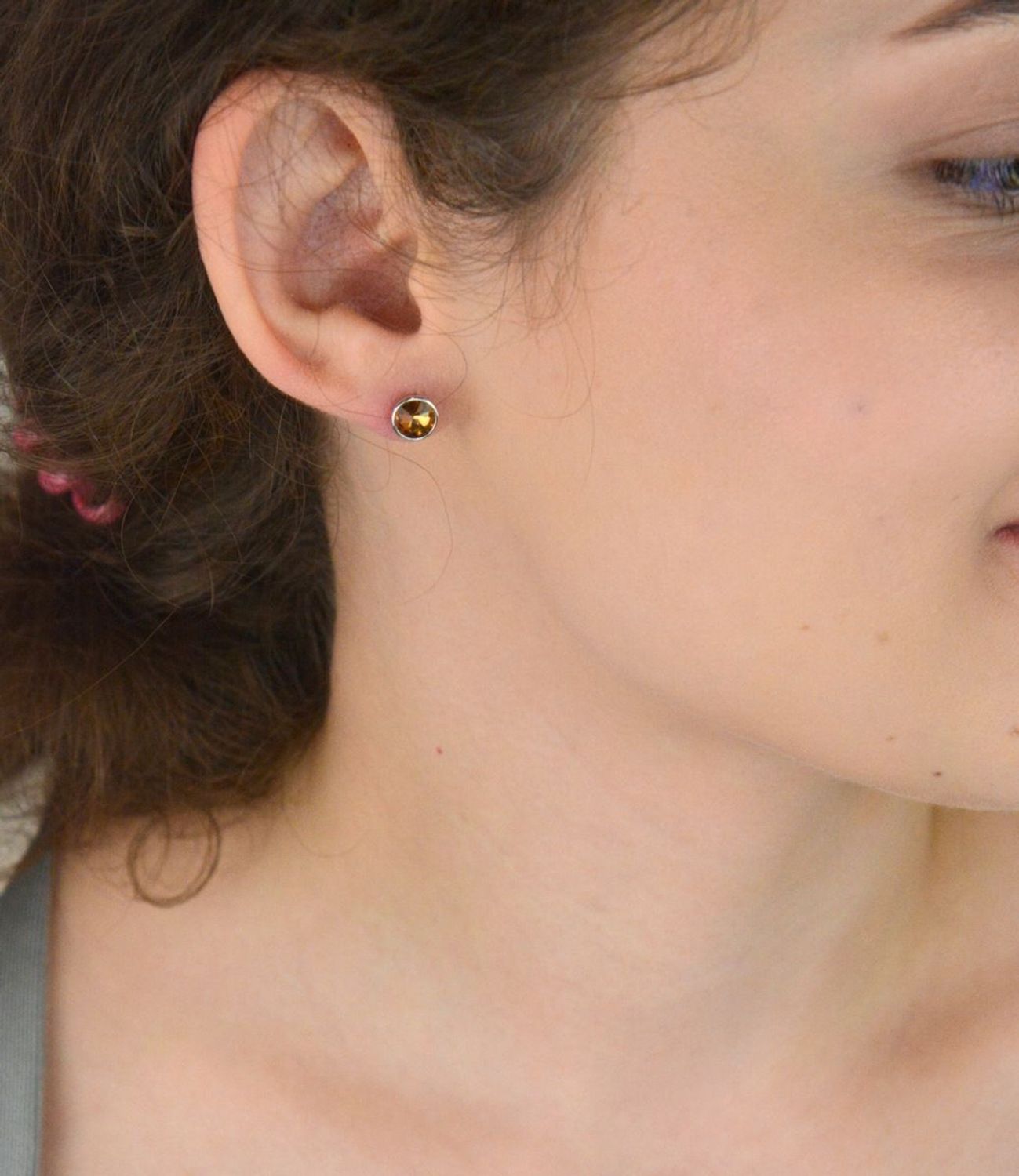 Kolczyki damskie srebrne 925 – DIA-KLC-6738-925. Okrągłe z elementem Swarovski w odcieniu brązowo-pomarańczowym, 7 mm, zapięcie na sztyft, waga 1,40 g. Stylowy prezent dla każdej kobiety.1.jpg