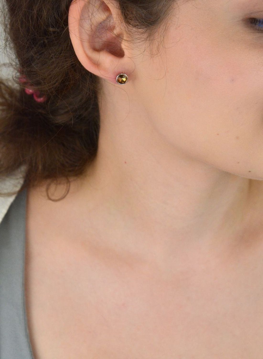 Kolczyki damskie srebrne 925 – DIA-KLC-6738-925. Okrągłe z elementem Swarovski w odcieniu brązowo-pomarańczowym, 7 mm, zapięcie na sztyft, waga 1,40 g. Stylowy prezent dla każdej kobiety.1.jpg