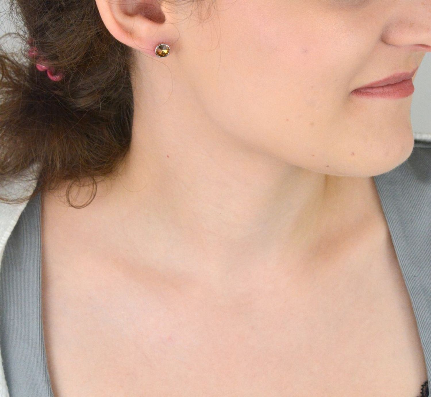 Kolczyki damskie srebrne 925 – DIA-KLC-6738-925. Okrągłe z elementem Swarovski w odcieniu brązowo-pomarańczowym, 7 mm, zapięcie na sztyft, waga 1,40 g. Stylowy prezent dla każdej kobiety.1.jpg