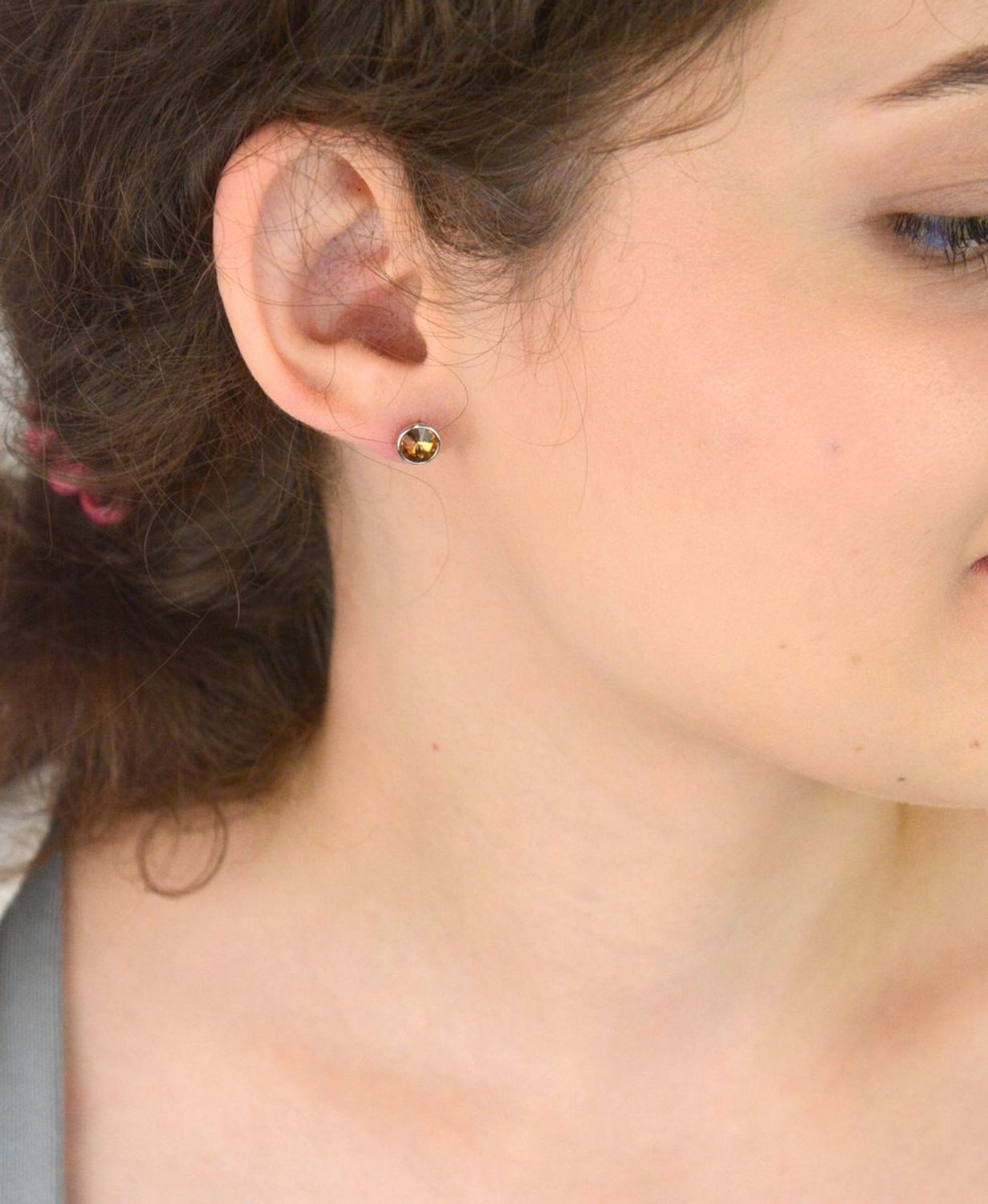 Kolczyki damskie srebrne 925 – DIA-KLC-6738-925. Okrągłe z elementem Swarovski w odcieniu brązowo-pomarańczowym, 7 mm, zapięcie na sztyft, waga 1,40 g. Stylowy prezent dla każdej kobiety.1.jpg