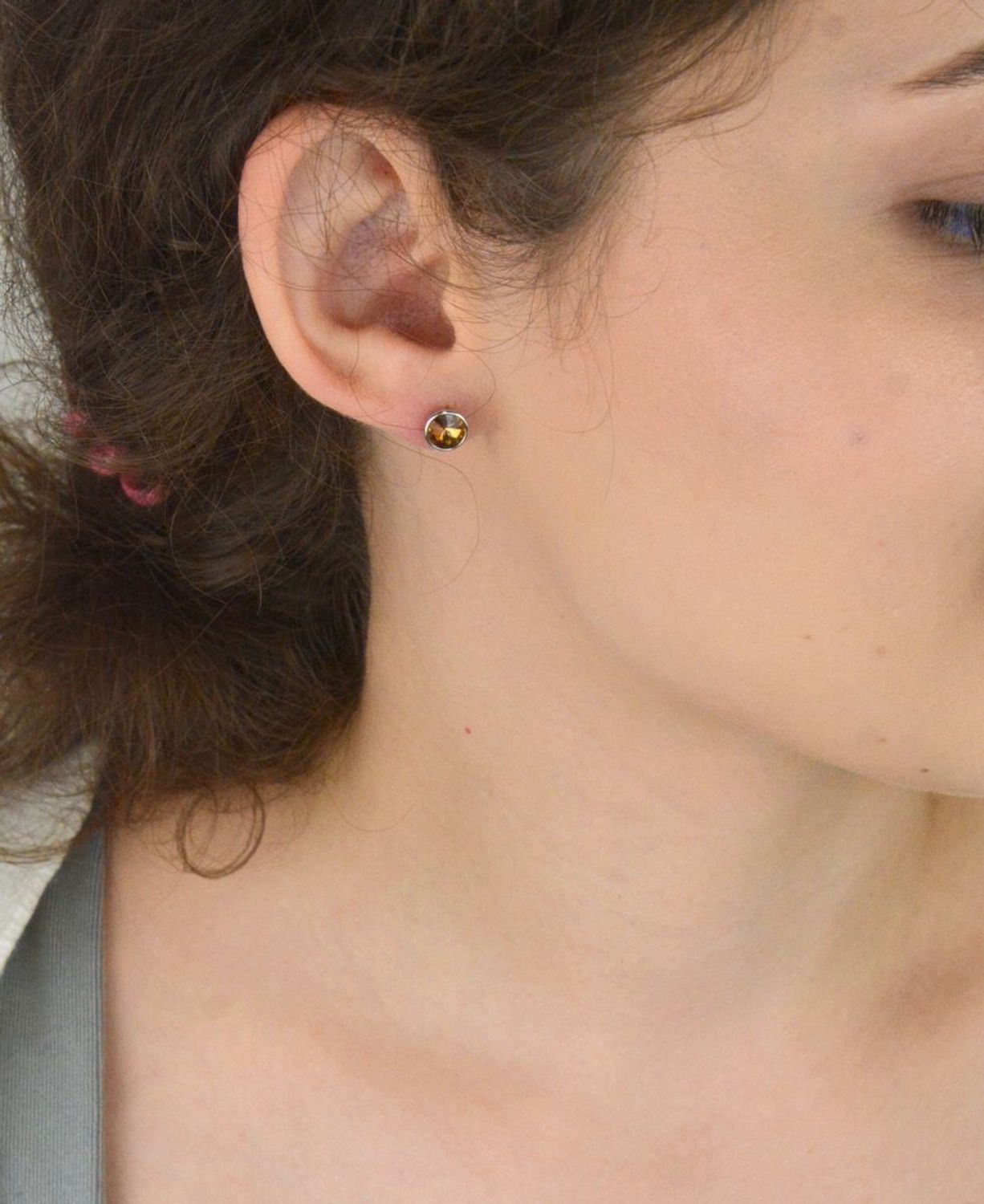 Kolczyki damskie srebrne 925 – DIA-KLC-6738-925. Okrągłe z elementem Swarovski w odcieniu brązowo-pomarańczowym, 7 mm, zapięcie na sztyft, waga 1,40 g. Stylowy prezent dla każdej kobiety.1.jpg