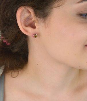 Kolczyki damskie srebrne 925 – DIA-KLC-6738-925. Okrągłe z elementem Swarovski w odcieniu brązowo-pomarańczowym, 7 mm, zapięcie na sztyft, waga 1,40 g. Stylowy prezent dla każdej kobiety (2).JPG