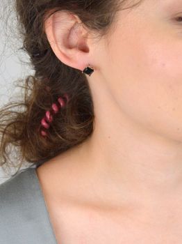 Stylowe srebrne kolczyki DIA-KLC-6741-925 z czarną cyrkonią. Wykonane z próby 925, zapięcie na sztyft, eleganckie i uniwersalne – idealne na co dzień i do zestawów biżuterii (1).JPG