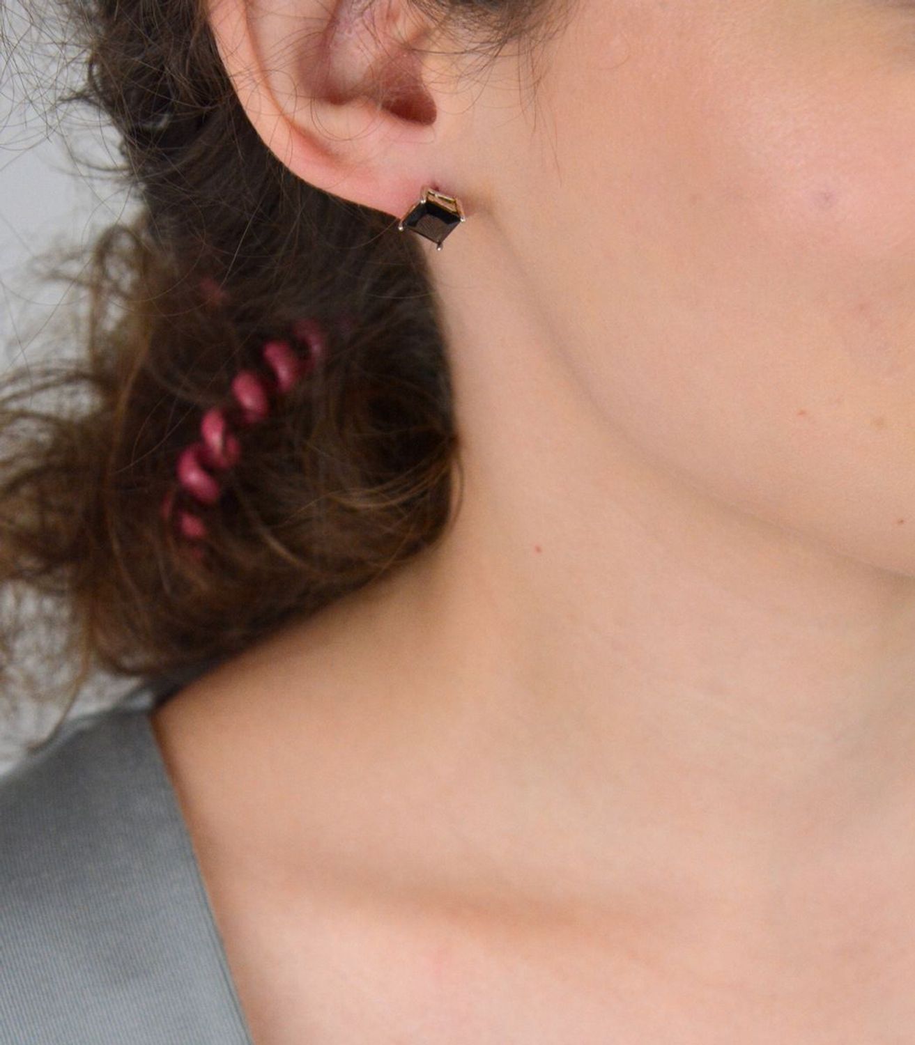 Stylowe srebrne kolczyki DIA-KLC-6741-925 z czarną cyrkonią. Wykonane z próby 925, zapięcie na sztyft, eleganckie i uniwersalne – idealne na co dzień i do zestawów biżuterii.1.jpg